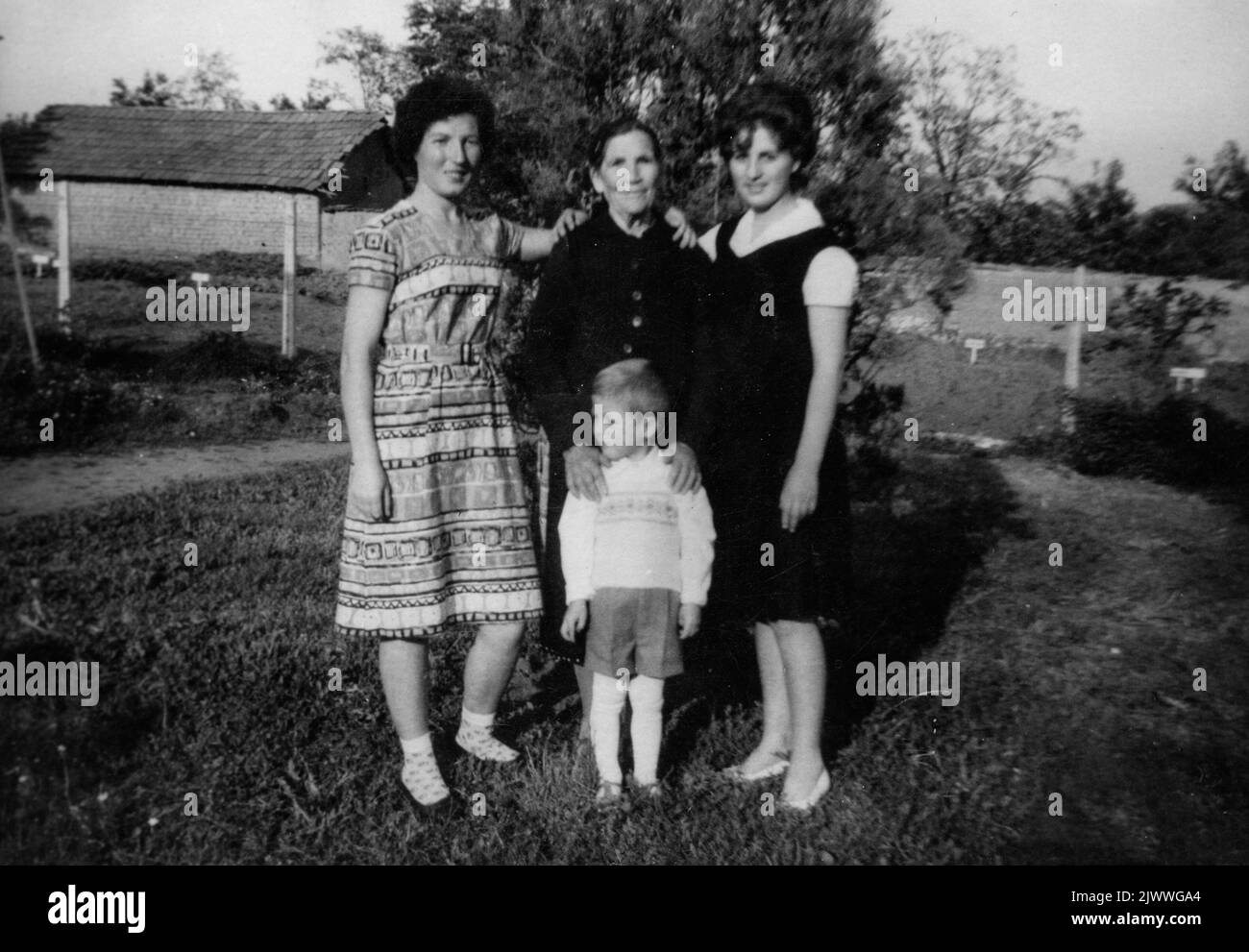 Portrait de famille de trois générations début 60s, Bulgarie, Europe, Balkans Banque D'Images