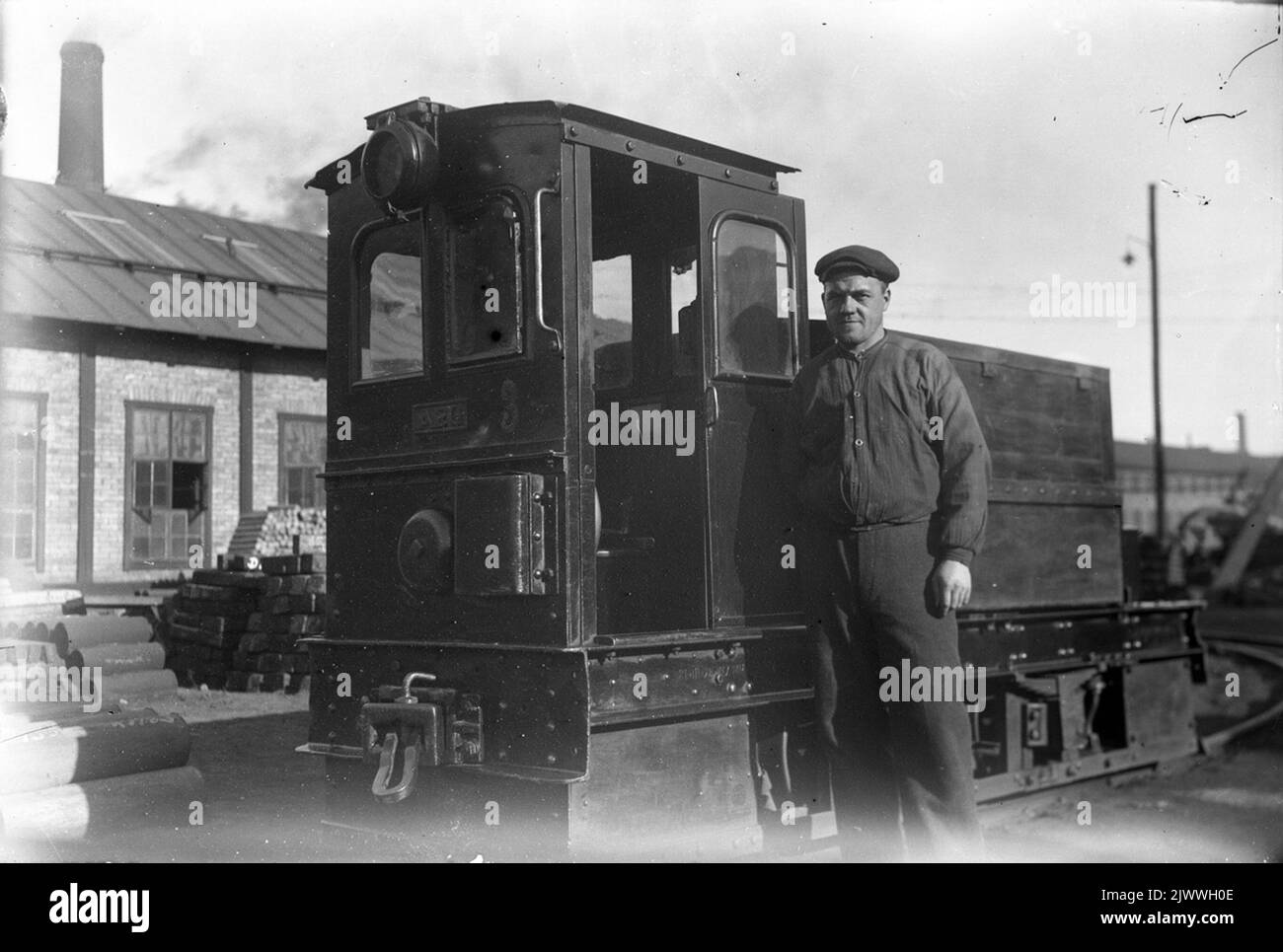 Homme à une petite locomotive AEG. Homme vid litet AEG-lok. Banque D'Images