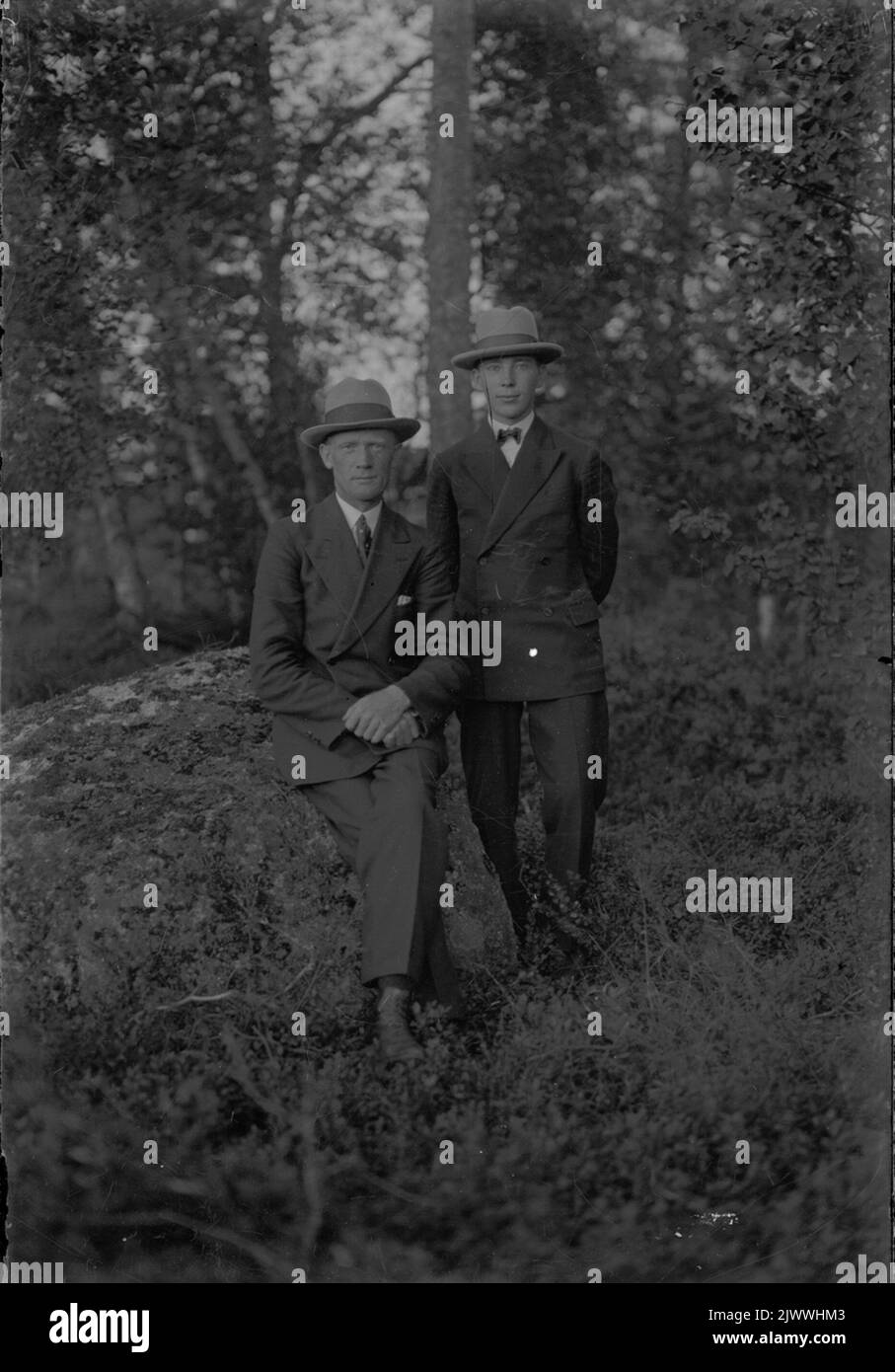 Deux hommes dans la forêt de la glade. Två män i skogsglänta. Banque D'Images
