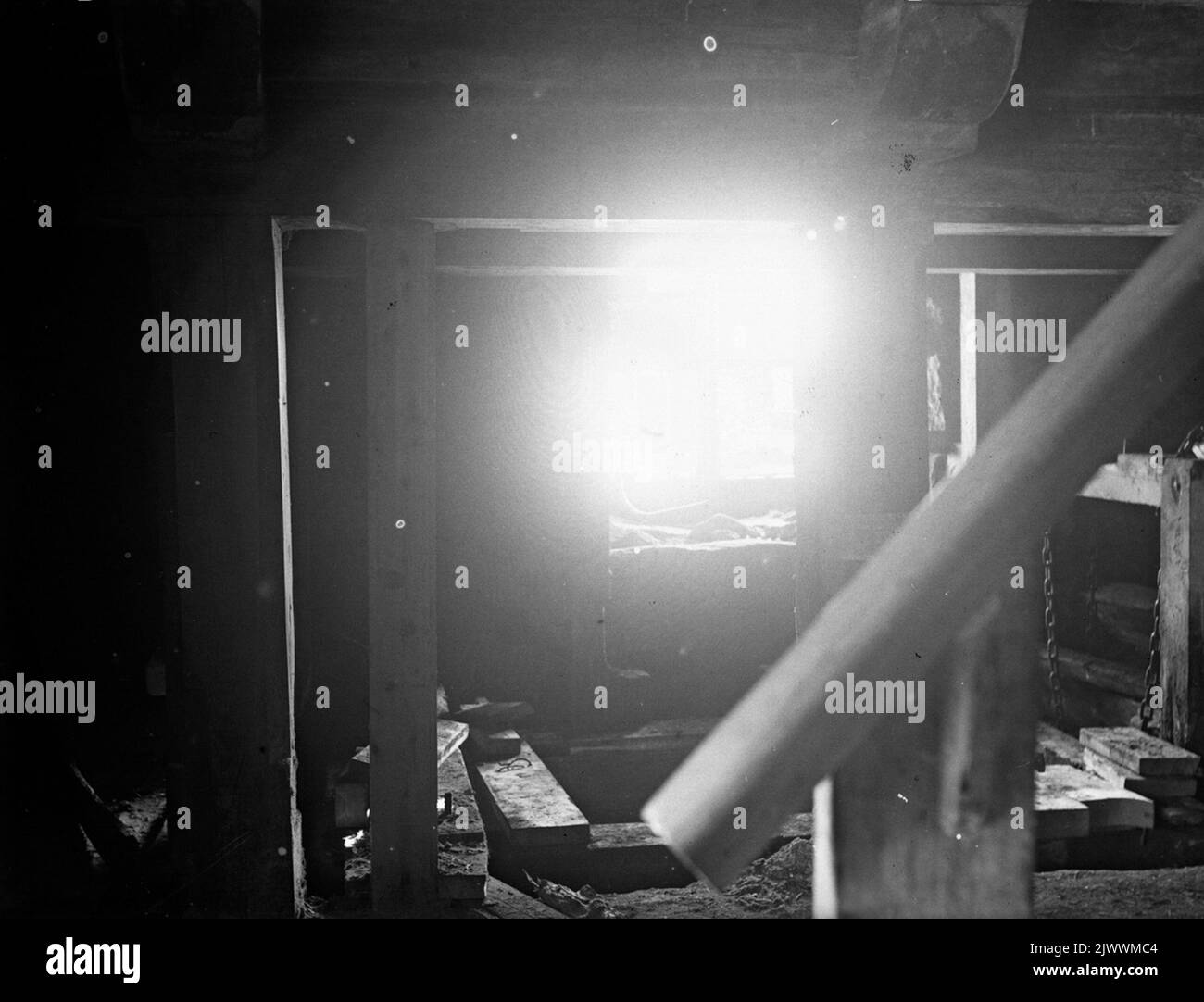 La turbine descend dans l'usine d'Åsmundshyttan. Les chaînes à droite de la position de flexion régulent le débit d'eau vers la turbine. Les chaînes étaient reliées aux cordes voisines qui venaient du nettoyage et de là, vous pourriez alors régler la vitesse des machines. nere i Åsmundshyttans kvarn. Kedjorna till höger på bockställningen reglerade vattenflödet till turbinen. Kedjorna hade förbindelse med de granna linorna som kom från renseriet och därifrån kunde man då reglera hastigheten på maskinerna. Banque D'Images