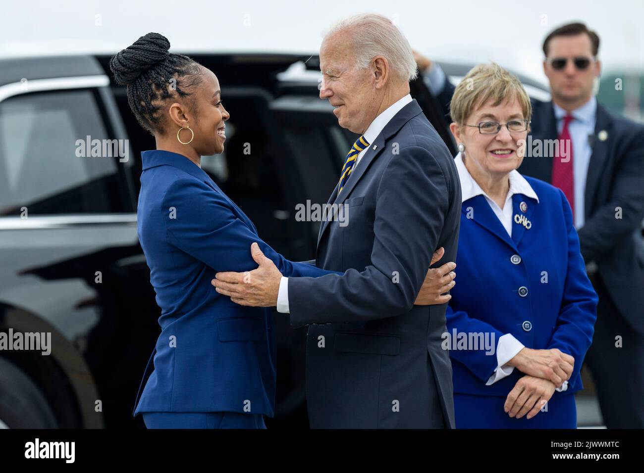 Le président Joe Biden débarque la Force aérienne One à l'aéroport international Cleveland Hopkins à Cleveland, Ohio mercredi, 6 juillet 2022, et est accueilli par le représentant des États-Unis Shontel Brown, D-Ohio. (Photo officielle de la Maison Blanche par Adam Schultz) Banque D'Images