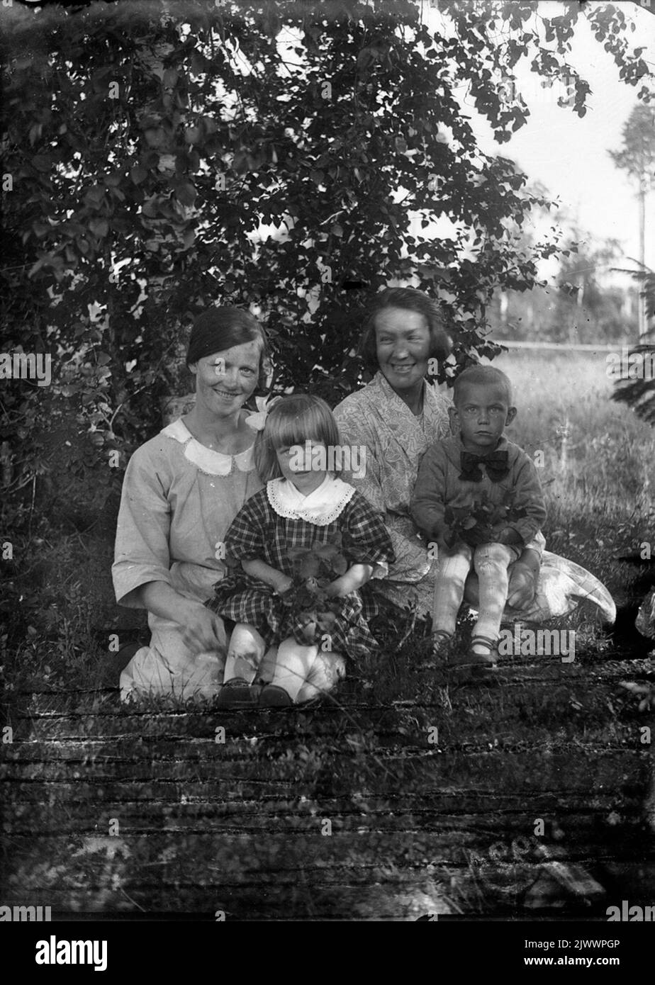 Deux femmes avec enfants. Grange de Två kvinnor med. Banque D'Images