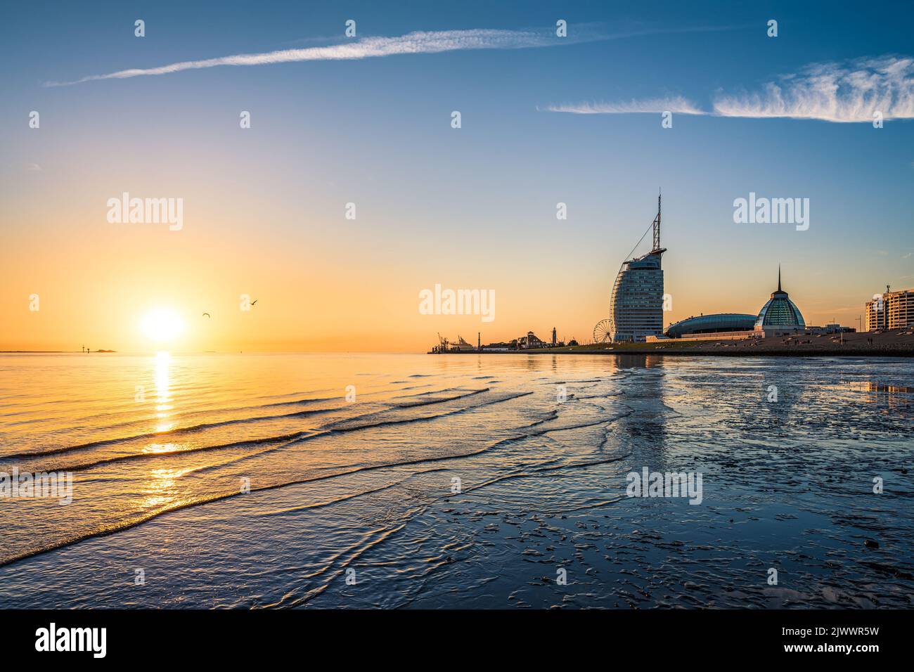 Coucher de soleil sur la côte à Bremerhaven, Allemagne Banque D'Images