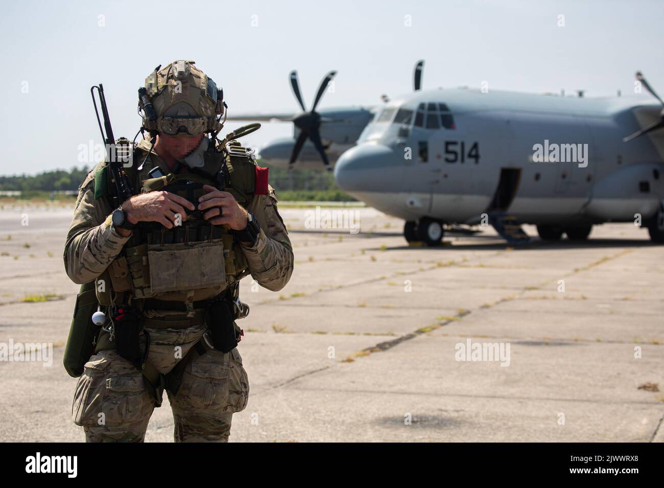 Les Marine Raiders répètent des sauts militaires en chute libre à Camp Lejeune, N.C., le 1 septembre 2021. Une formation militaire de maintien en état de chute libre est nécessaire pour qu'une équipe des opérations spéciales maritimes reste compétente et prête à tout moment pour les opérations futures. (É.-U. Photo du corps marin par Cpl. Vert Ethan) Banque D'Images