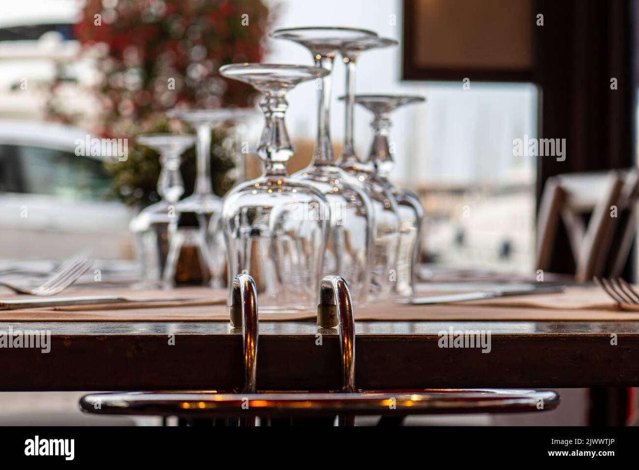 Verres sur la table avec les couverts. Restaurant. Banque D'Images