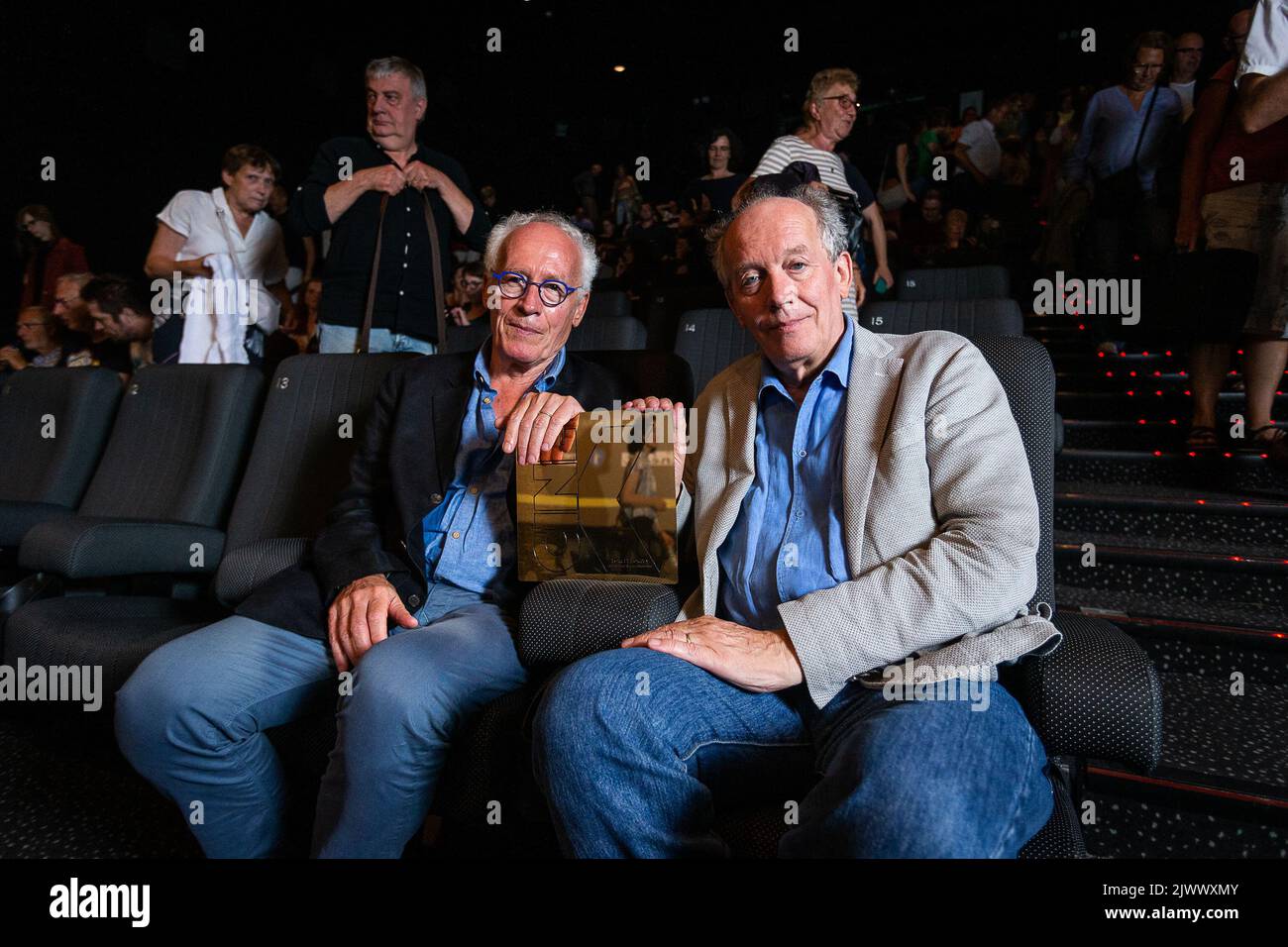 le réalisateur Jean-Pierre Dardenne et le réalisateur Luc Dardenne posent pour le photographe lors de l'avant-première du film belge Tori et Lokita des frères Dardenne réalisateurs, à Gent kinepolis, le mardi 06 septembre 2022. BELGA PHOTO JAMES ARTHUR GEKIERE Banque D'Images