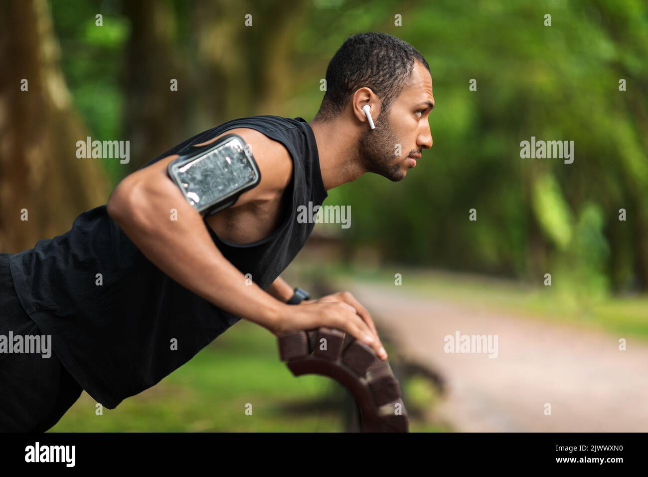 Sportif Noir Muscl Motiv S exer ant Dans Le Parc Copier L espace sportif-noir-muscl-motiv-s-exer-ant-dans-le-parc-copier-l-espace