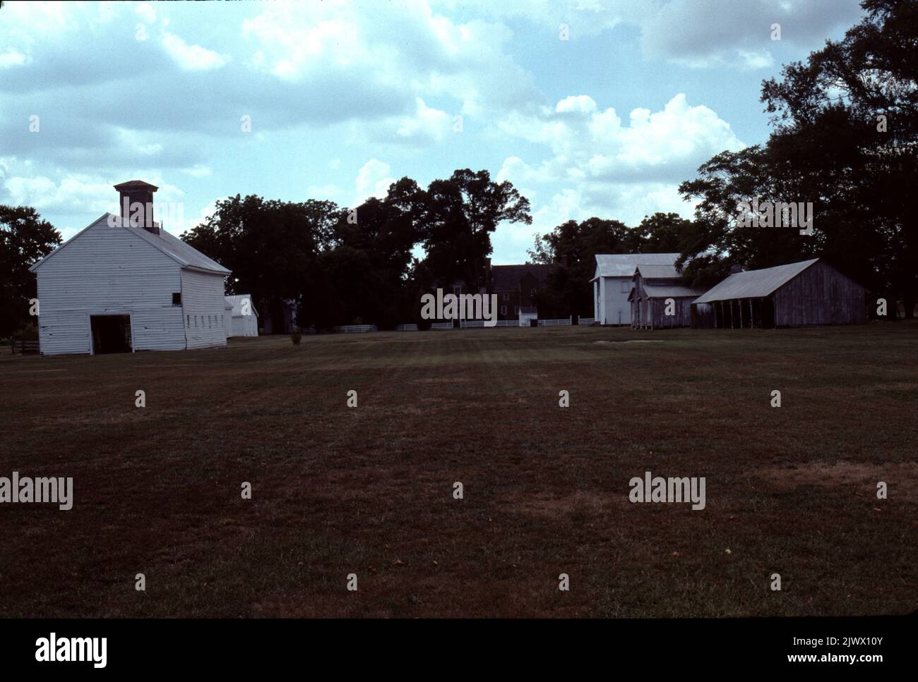 Surry va USA 9/1993. Château de bacon. Le château de bacon, ou « Allen's Brick House » ou « Arthur Allen House » est situé dans le comté de Surry, en Virginie, aux États-Unis. C'est la plus ancienne maison en briques documentée dans ce qui est maintenant les États-Unis. Construit en 1665, il est connu comme un exemple extrêmement rare de l'architecture des Jacobebes dans le Nouveau monde. La maison devint connue sous le nom de 'Château de Bacon' parce qu'elle fut occupée comme un fort ou un 'château' par les disciples de Nathaniel Bacon pendant la rébellion de Bacon en 1676. Cependant, contrairement au folklore populaire, Bacon n'a jamais vécu au château de Bacon. Banque D'Images