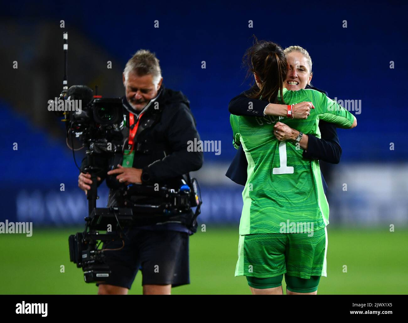 Gemma Grainger, entraîneure en chef du pays de Galles, salue la gardien de but Laura O'Sullivan après la qualification de coupe du monde des femmes de la FIFA 2023, lors du match du groupe I au Cardiff City Stadium, à Cardiff. Date de la photo: Mardi 6 septembre 2022. Banque D'Images