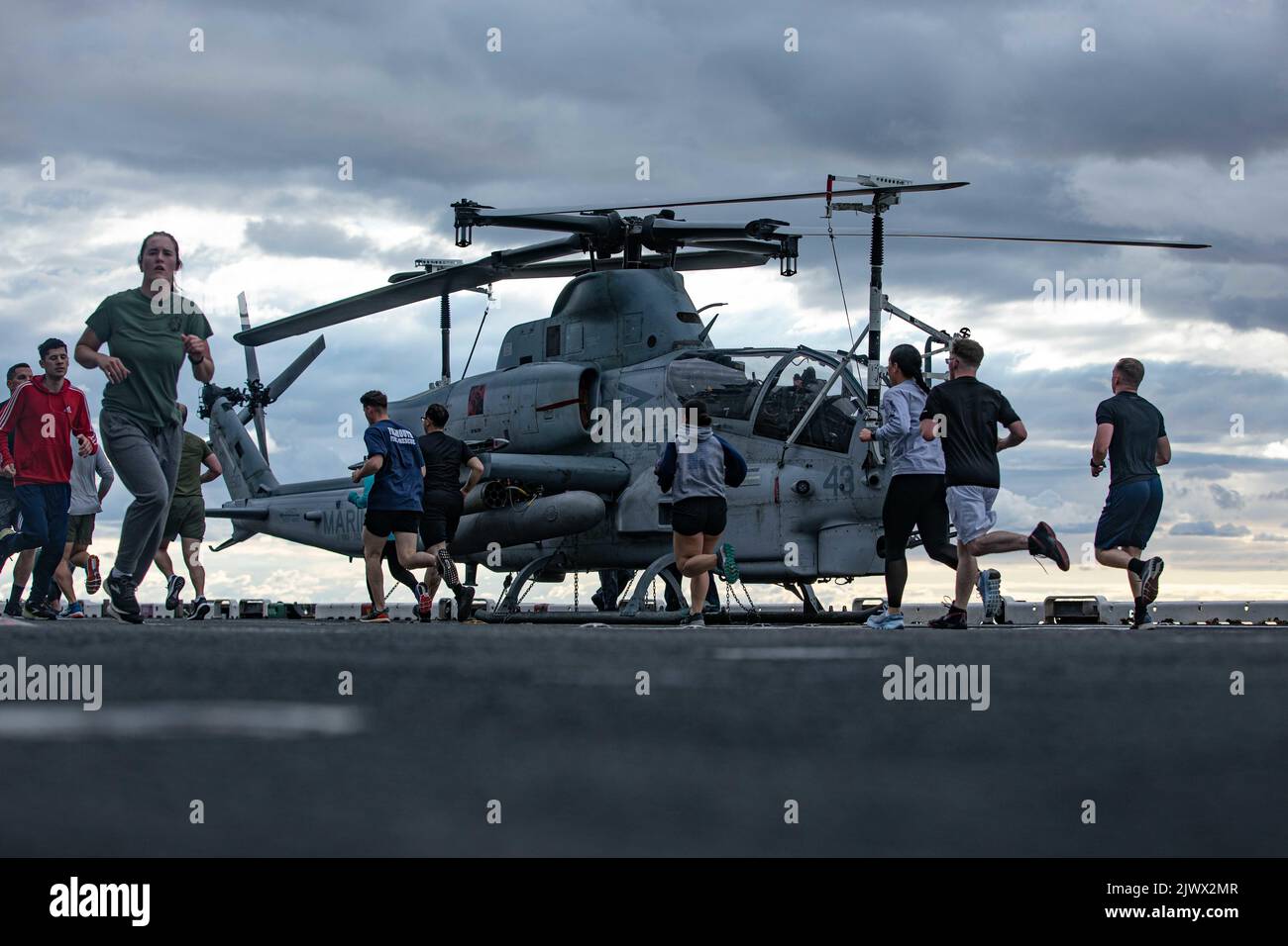 Les Marines des États-Unis affectés à 22nd marins de l'unité expéditionnaire maritime (UMM) et de la marine des États-Unis à bord du navire d'assaut amphibie de classe Wasp USS Kearsarge (LHD 3) participent à une course de cinq kilomètres en mer Baltique, le 2 septembre 2022. Le Kearsarge Amphiobie Ready Group et 22nd MEU, sous le commandement et le contrôle de Task Force 61/2, sont en cours de déploiement prévu dans la zone d'opérations de la marine américaine Europe, employée par la flotte américaine Sixth pour défendre les intérêts américains, alliés et partenaires. (É.-U. Photo du corps marin par Sgt. Armando Elizalde) Banque D'Images