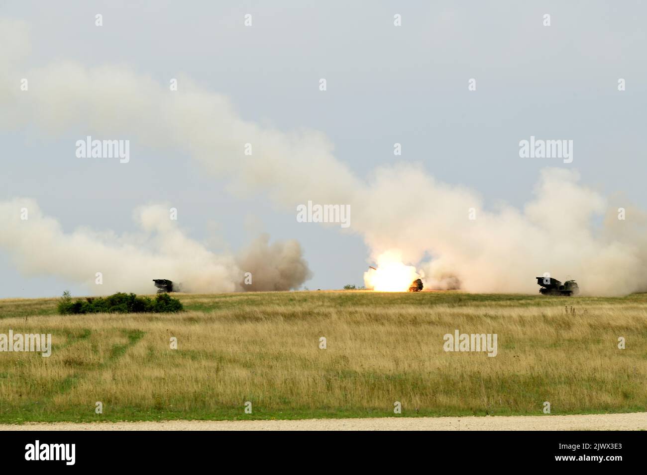Les soldats américains affectés au 1st Bataillon, 6th Artillerie de campagne, 41st tir sur le terrain le M270 lance multiple Rocket System (M270 MLRS) au cours d'une démonstration de tir en direct pour le « jour du pichet de Molly » dans la zone d'entraînement de Grafenwoehr, le 31 août 2022. (É.-U. Photo de l'armée par Kevin Sterling Payne) Banque D'Images