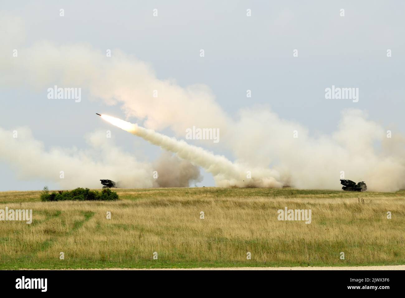Les soldats américains affectés au 1st Bataillon, 6th Artillerie de campagne, 41st tir sur le terrain le M270 lance multiple Rocket System (M270 MLRS) au cours d'une démonstration de tir en direct pour le « jour du pichet de Molly » dans la zone d'entraînement de Grafenwoehr, le 31 août 2022. (É.-U. Photo de l'armée par Kevin Sterling Payne) Banque D'Images