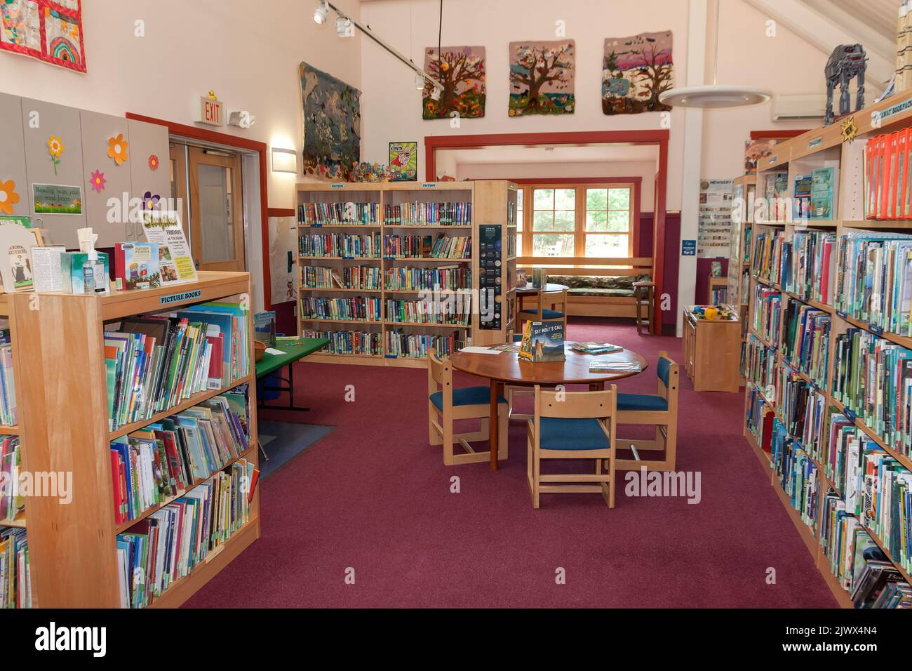 Section colorée et stimulante pour enfants dans une bibliothèque publique. Banque D'Images