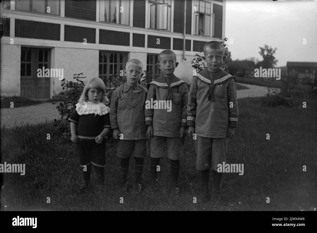 Les enfants de l'enseignant Isidor Mehlqvist à l'extérieur de l'école d'Åsmundshyttan. De gauche Seved né en 1912, Sune né en 1910, Stig né en 1909 et Svante né en 1907. Läraren Isidor Mehlqvistes Barge utanför Åsmundshyttans skola. Fån vänster Seved född 1912, Sune född 1910, Stig född 1909 och Svante född 1907. Banque D'Images