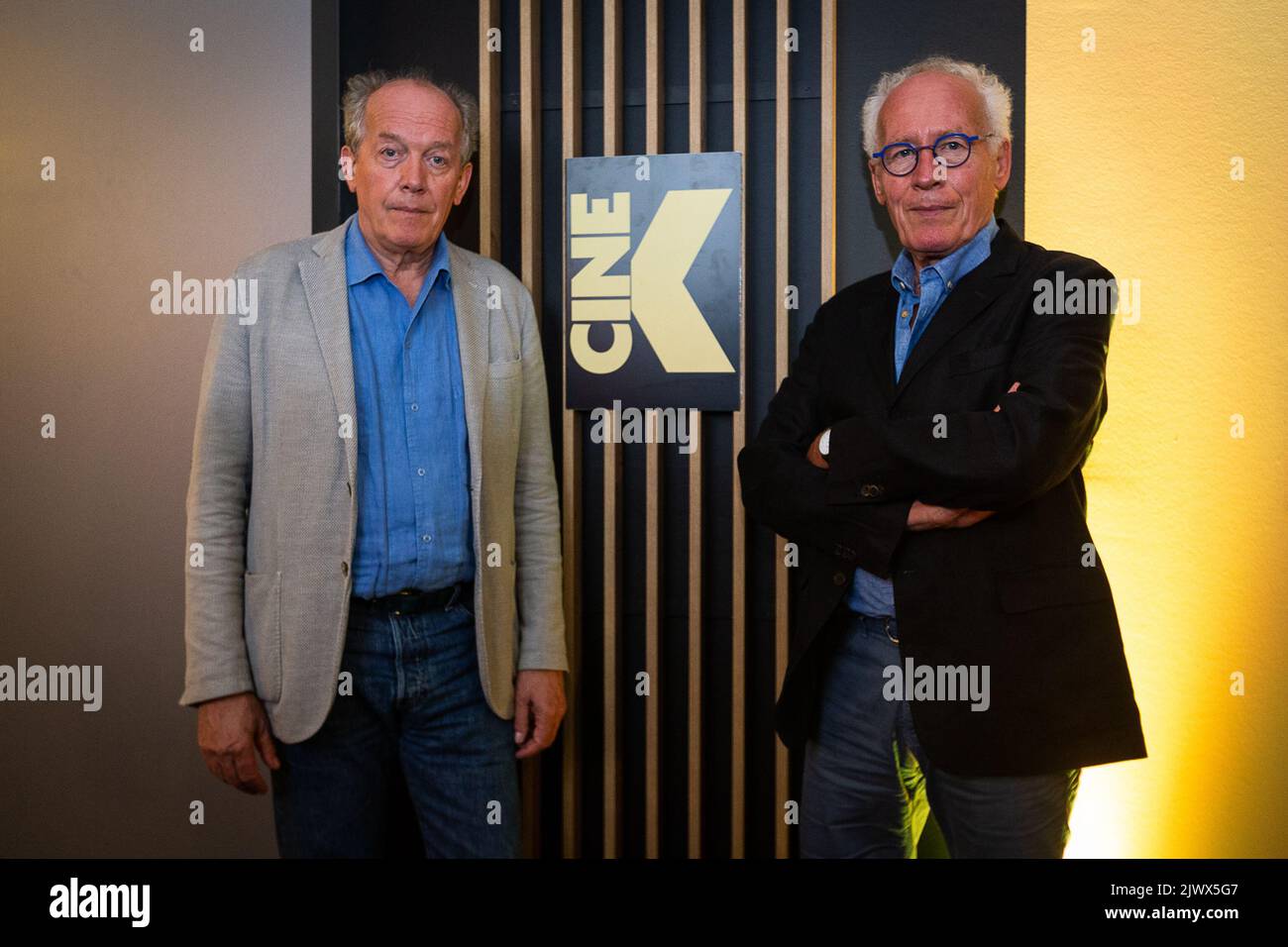 le réalisateur Luc Dardenne et le réalisateur Jean-Pierre Dardenne posent pour le photographe lors de l'avant-première du film belge Tori et Lokita des frères Dardenne réalisateurs, à Gent kinepolis, le mardi 06 septembre 2022. BELGA PHOTO JAMES ARTHUR GEKIERE Banque D'Images