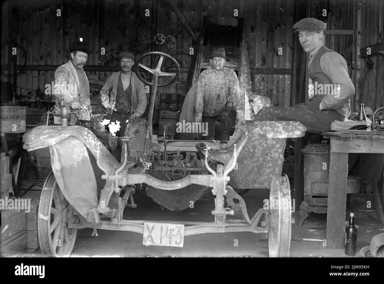 Quatre hommes et une voiture. Nag 1912, propriétaire du commerçant Albert Berglin, Torsåker. Maître de sous-sol Blomqvist, Torsåker, assis à droite. Numéro d'immatriculation de la voiture X143. Fyra män och en bil. NAG 1912, ägare handlaren Albert Berglin, Torsåker. Källarmästare Blomqvist, Torsåker, sittande till höger.Bilregisteringsnummer X143. Banque D'Images