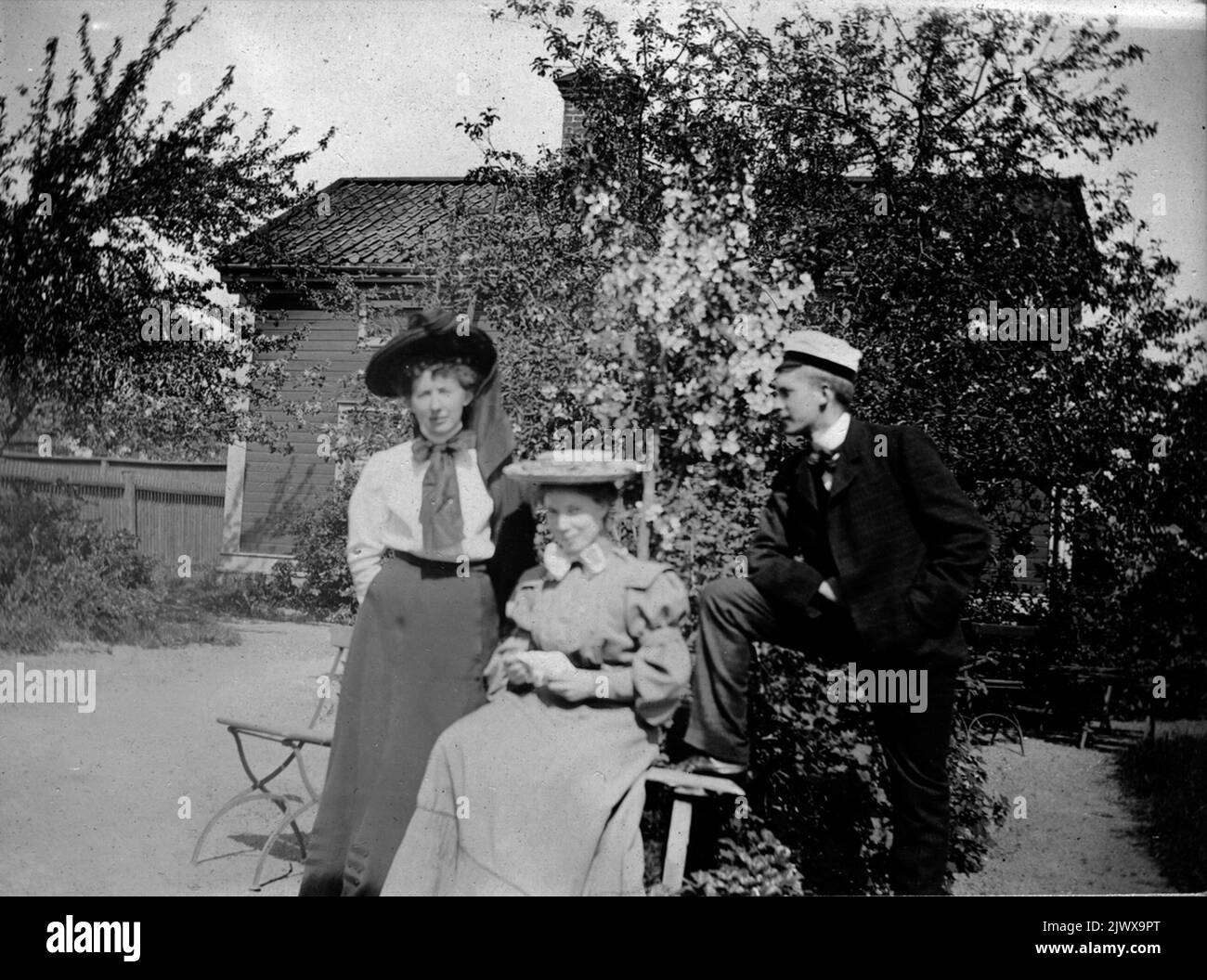 Lillstugan vers 1905. De droite: Birger Enlund, Gertrud Enlund, Mlle Evy  Olsson, puis a épousé Hardin (?) À New York. Porte-à-tout Lillstugan 1905.  Från höger: Birger Enlund, Gertrud Enlund, fröken Evy Olsson,