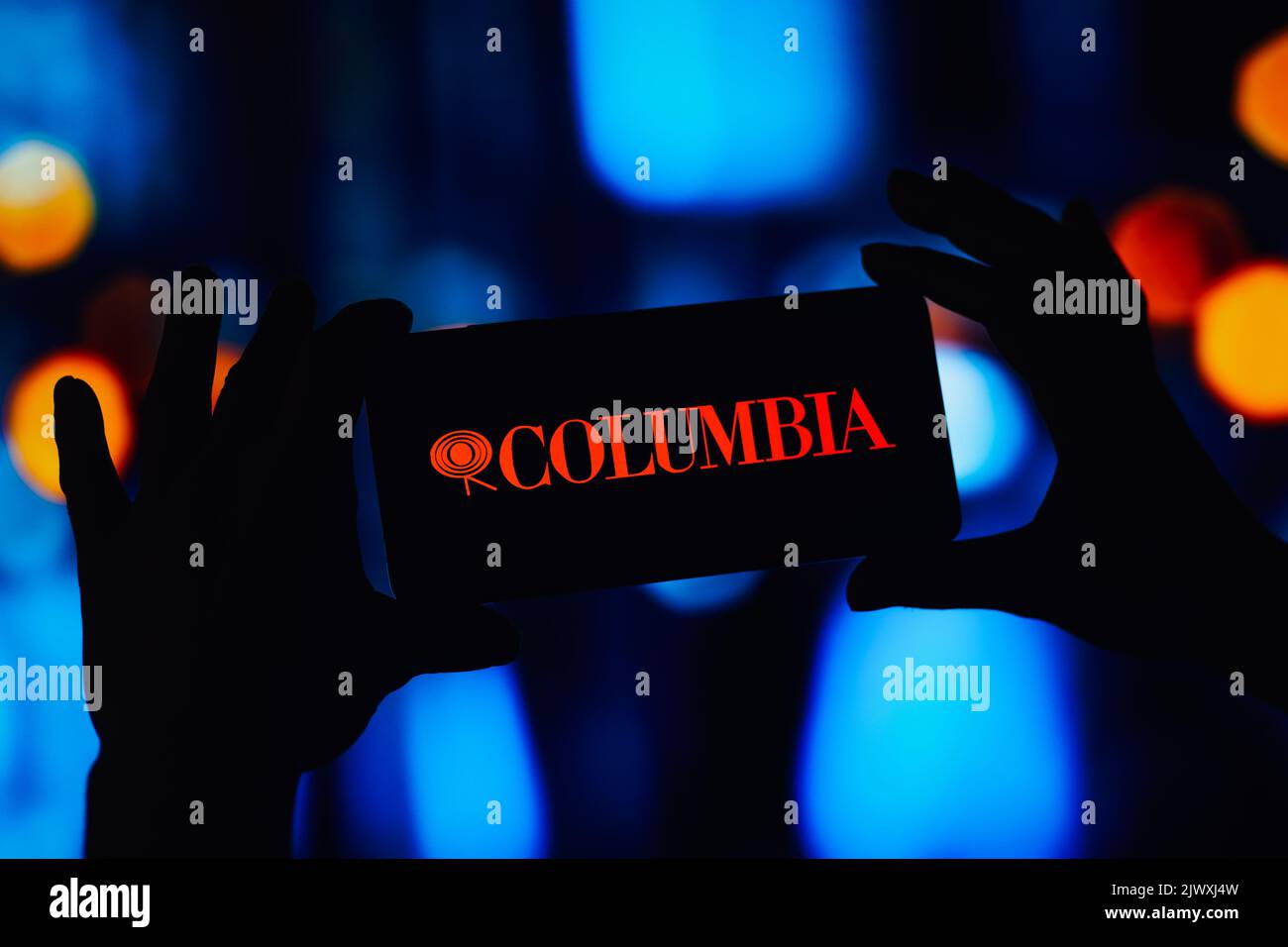 Dans cette illustration, le logo Columbia Records s'affiche sur l'écran d'un smartphone. Banque D'Images