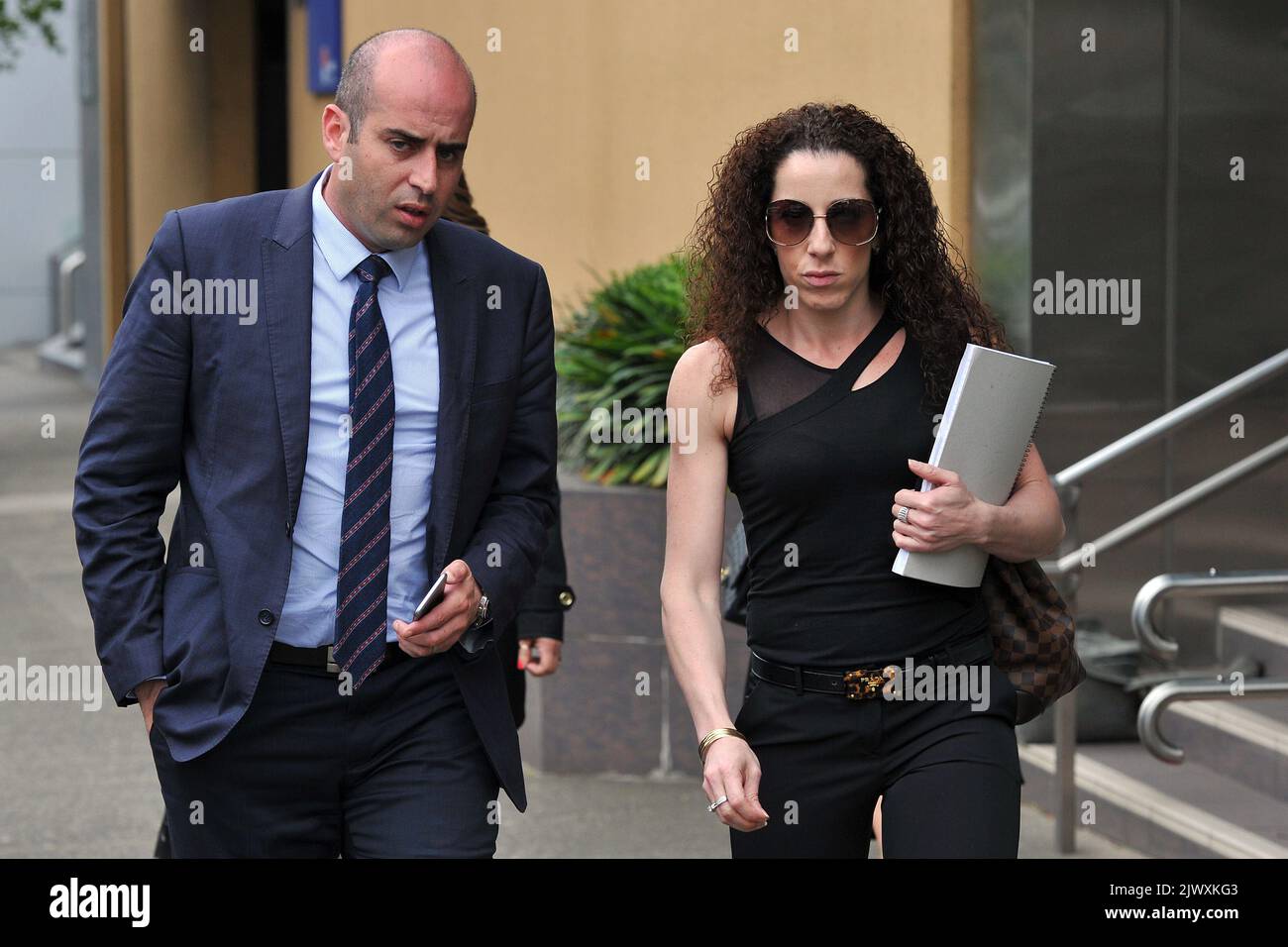 La fiancée de Luke Wood, Nora Haddad (à gauche), et son frère Adam,  reviennent d'une interruption de procédure lors d'une enquête à la cour des  coroners de l'État à Sydney le lundi