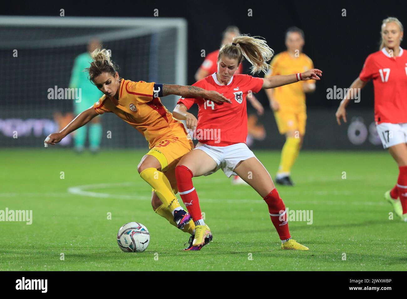 Natasha Andonova (Macédoine du Nord) et Marie-Therese Hobinger (Autriche) vont pour le ballon pendant le match de qualification de la FIFA WWC Autriche / Macédoine du Nord à Wiener Neustadt Autriche (Tom Seiss/ SPP) Credit: SPP Sport Press photo. /Alamy Live News Banque D'Images