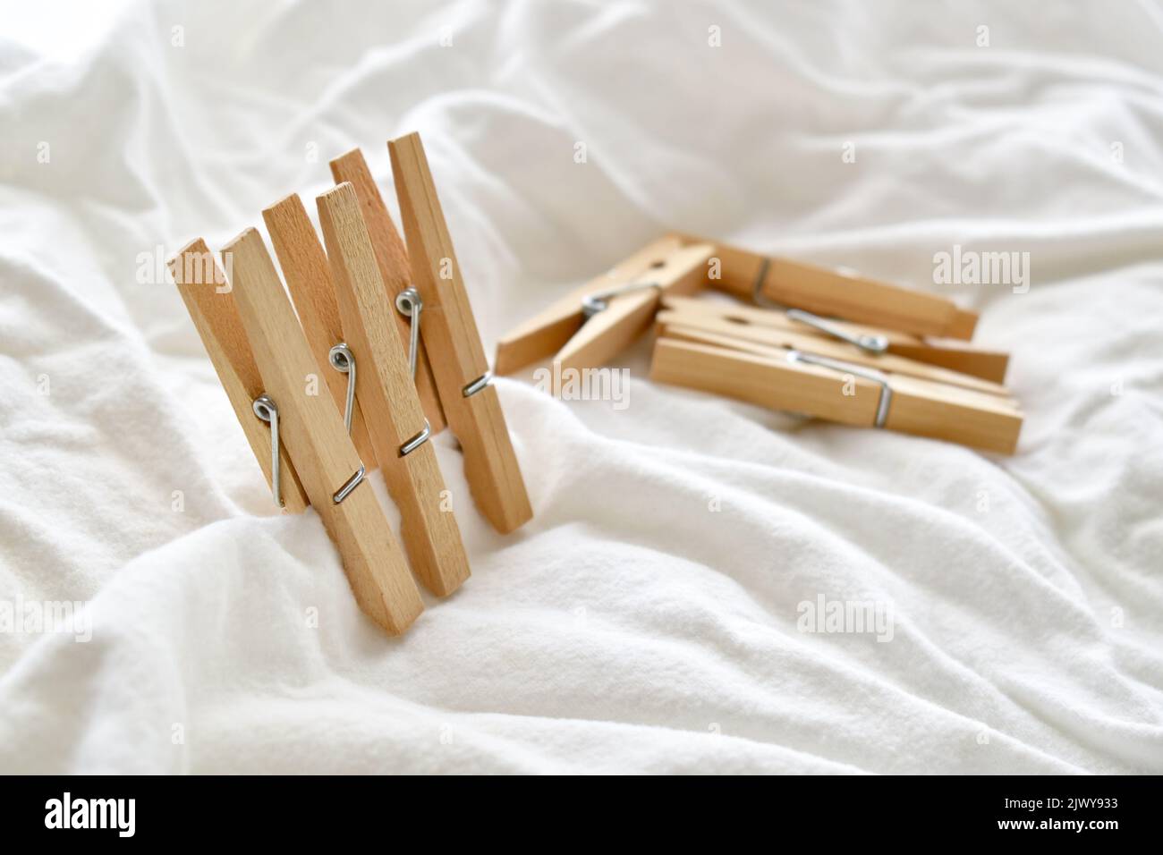 Pinces à linge en bois sur fond de tissu. Banque D'Images