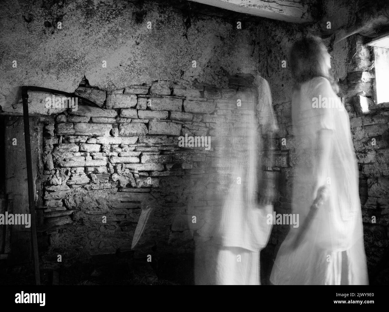 Fantôme effrayant dans le bâtiment abandonné à la nuit arrière-plan d'Halloween Banque D'Images