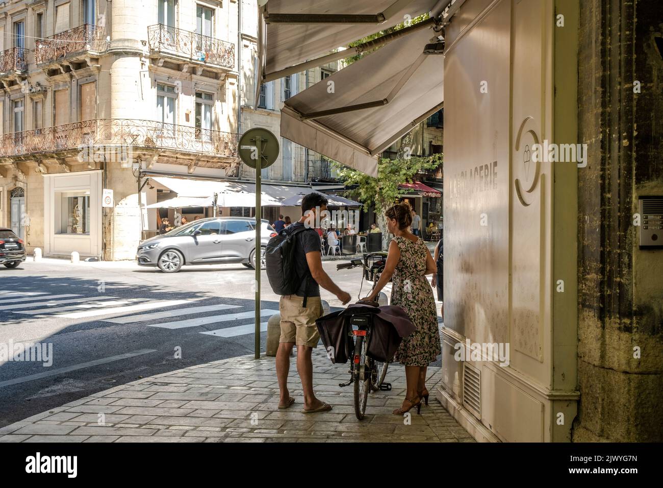 Personnes marchant dans les rues du centre d'Uzès, France Banque D'Images