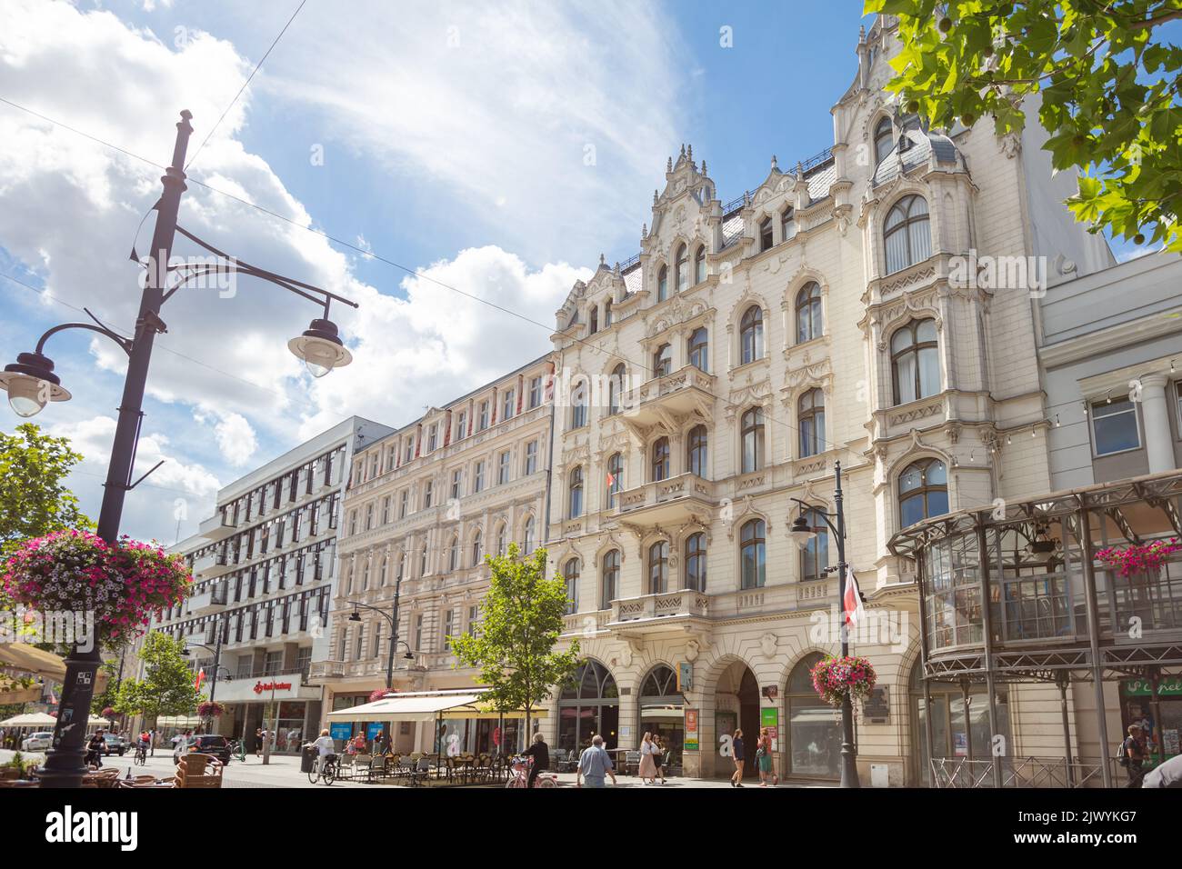 Lodz, Pologne - 7 août 2022: Rue Piotrkowska à Łódź, Pologne Banque D'Images