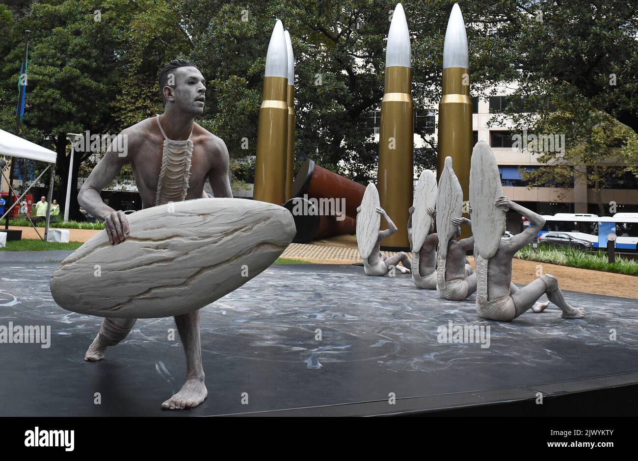 Des danseurs de la troupe de danse de Bangarra se produisent devant la sculpture de Yinmadyemi, avec des balles en marbre et en acier, lors du lancement d'un hommage aux aborigènes et aux habitants des îles du détroit de Torres, hommes et femmes de service, avant le centenaire de l'Anzac du mois prochain, à Hyde Park, Sydney, mardi, 31 mars, 2015. (Image AAP/Mick Tsikas) Banque D'Images