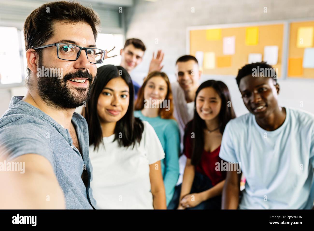 Groupe heureux de jeunes élèves du secondaire prenant le portrait de selfie avec enseignant Banque D'Images