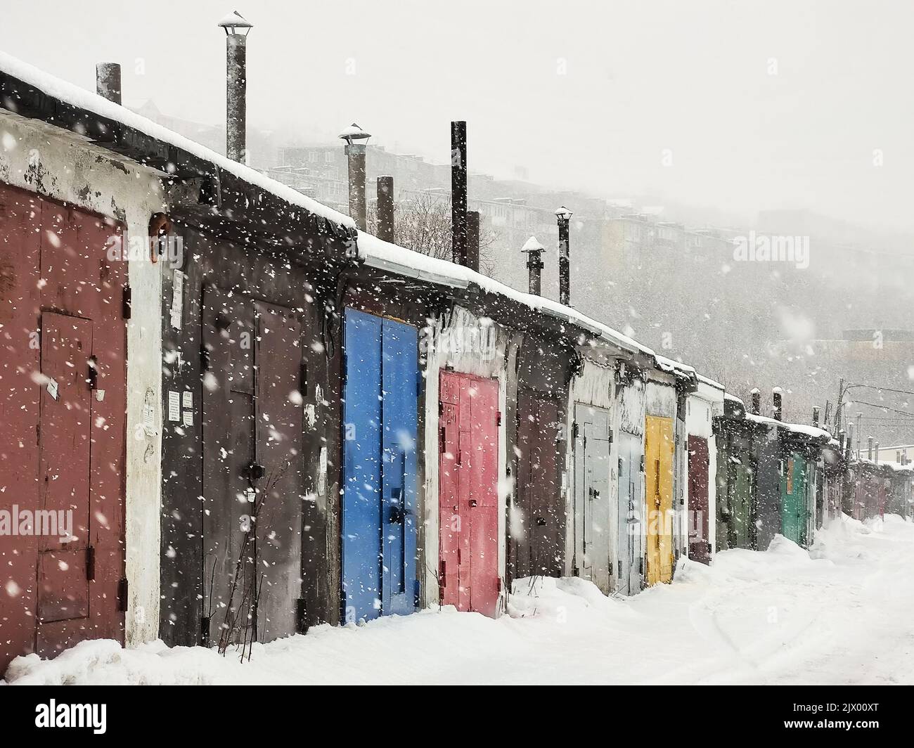 Portes de garage en métal coloré dans la neige Banque D'Images