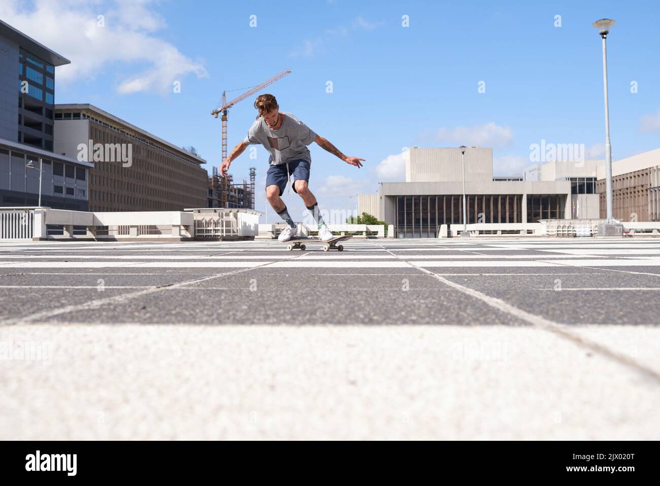 Le patinage est plus qu'un passe-temps. Les skateboarders dans la ville. Banque D'Images