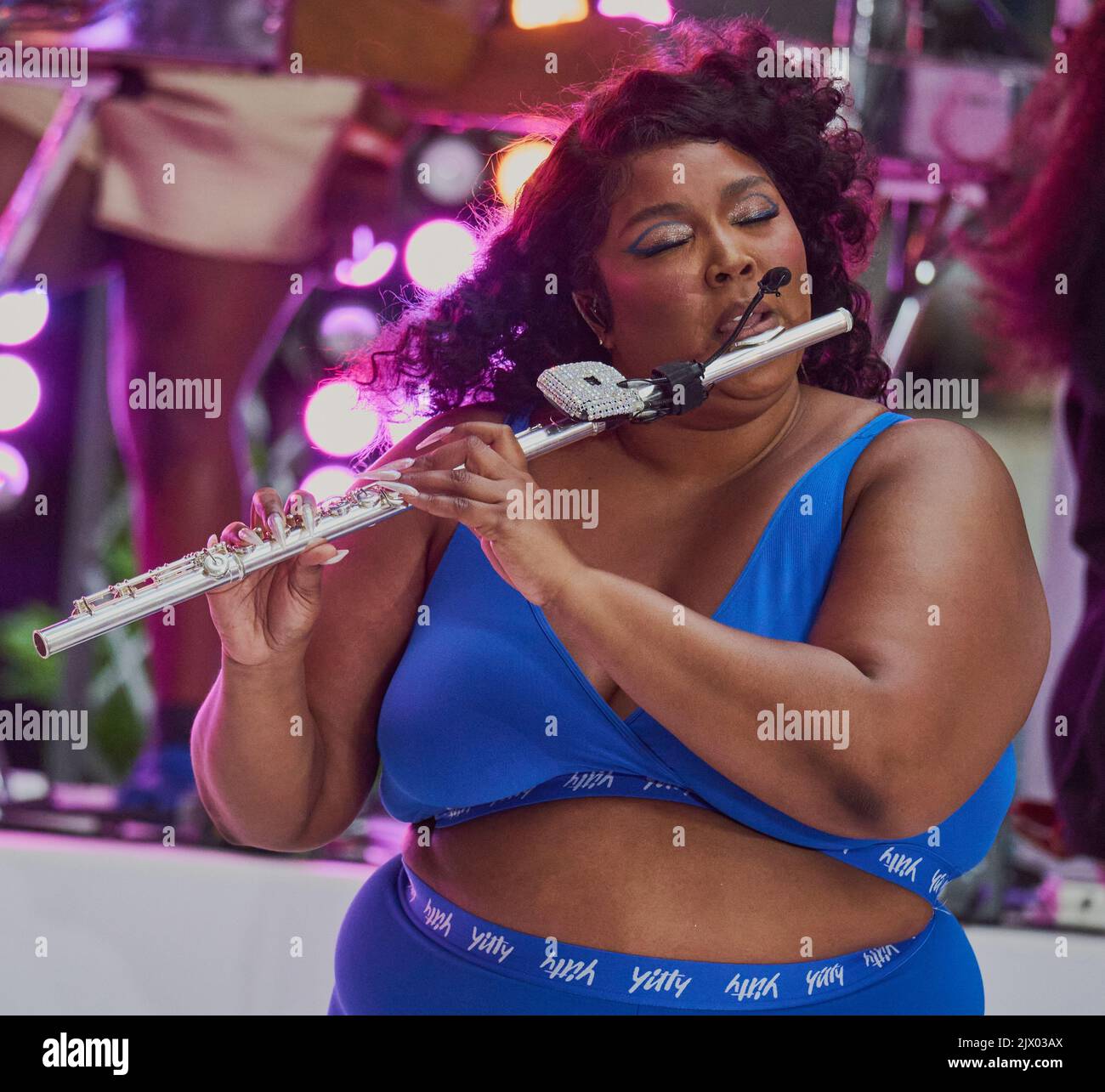 NEW YORK, NY, États-Unis - 15 JUILLET 2022 : Lizzo se produit sur la série de concerts « Today » Show de NBC à Rockefeller Plaza. Banque D'Images