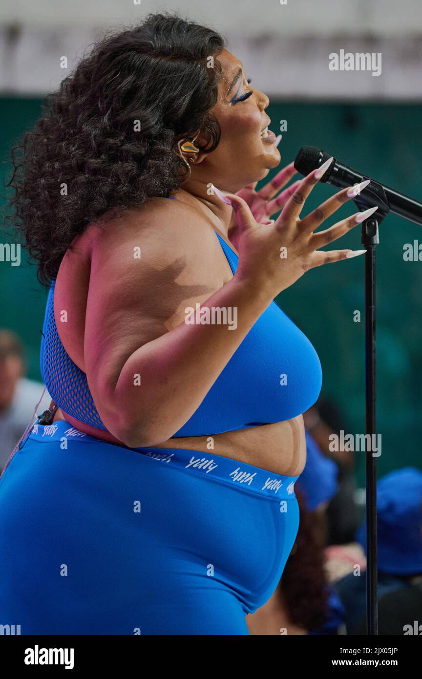 NEW YORK, NY, États-Unis - 15 JUILLET 2022 : Lizzo se produit sur la série de concerts « Today » Show de NBC à Rockefeller Plaza. Banque D'Images