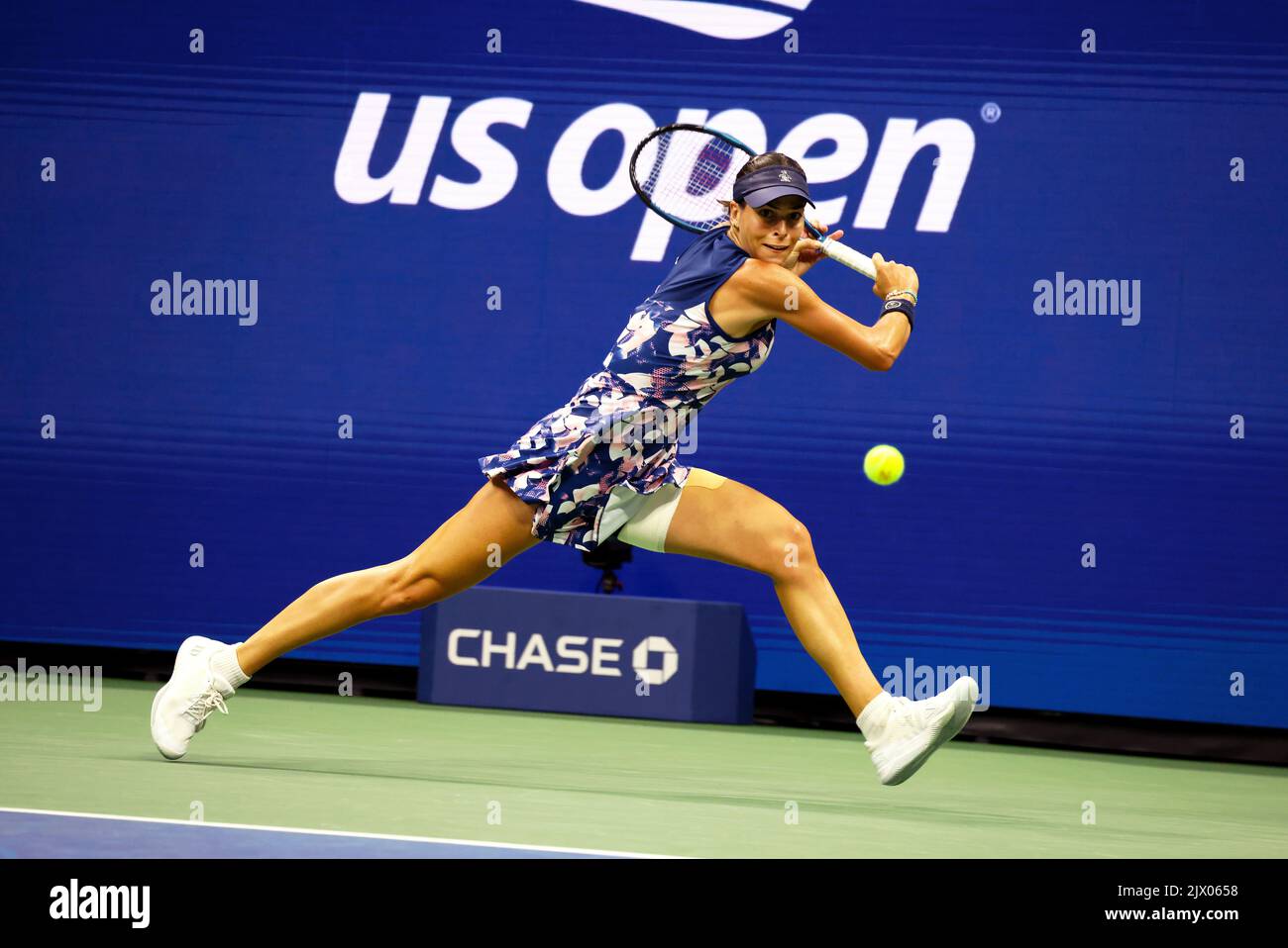 NEW YORK, NY - 6 septembre : Ajla Tomljanovic d'Australie lors de son quart de finale contre l'ont Jabeur de Tunisie au Centre national de tennis de l'USTA Billie Jean King sur 6 septembre 2022 à New York. ( Credit: Adam Stoltman / Alamy Live News Banque D'Images