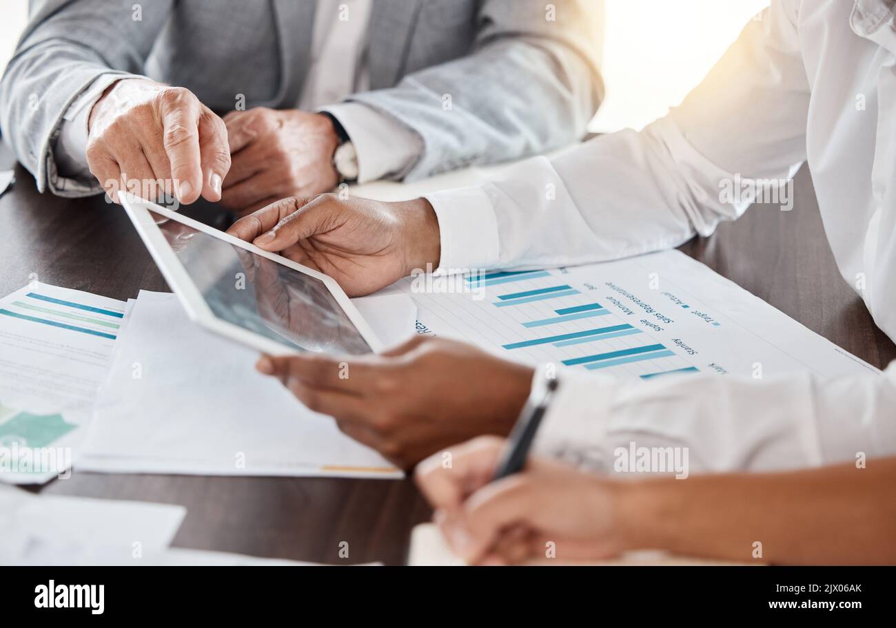 Équipe de marketing, analyse des indicateurs de performance clés des tablettes et des données lors de la planification des opérations. Réunion d'entreprise sur la croissance de la publicité avec des graphiques en ligne. Les employés utilisent Banque D'Images