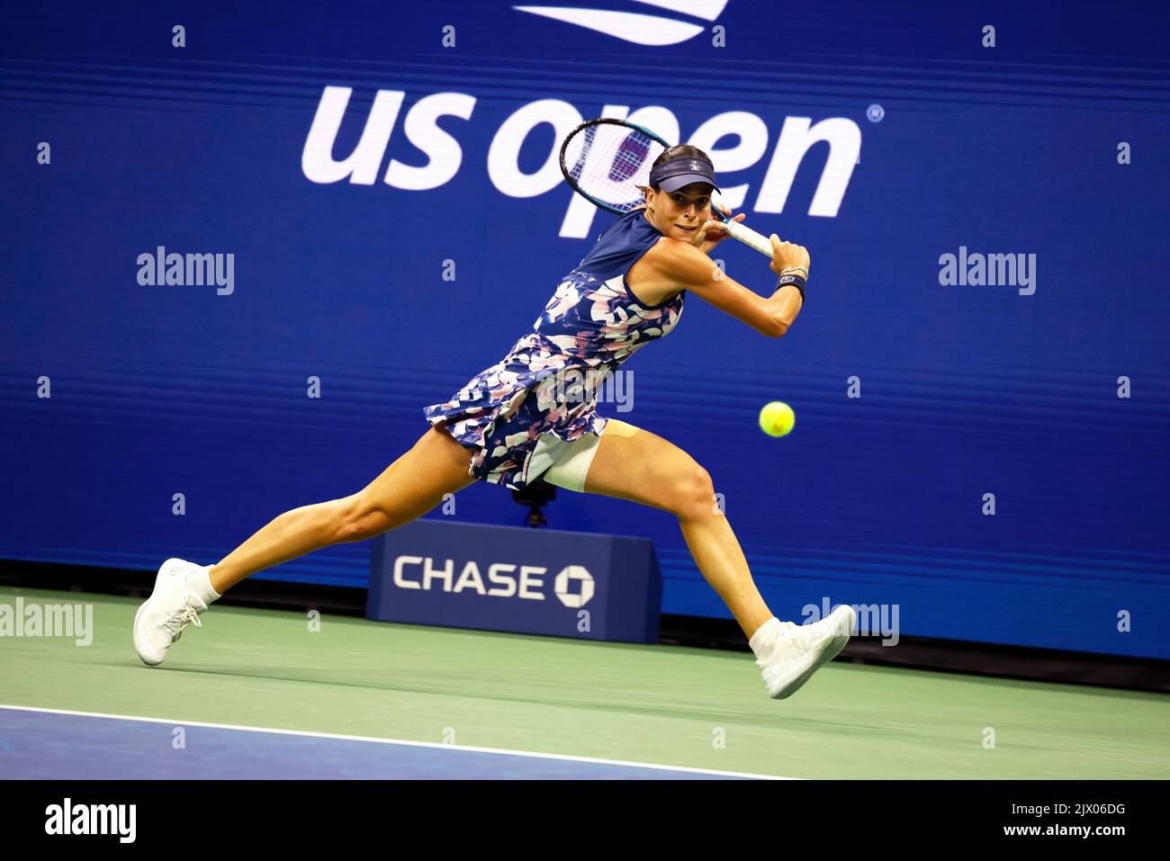 NEW YORK, NY - 6 septembre : Ajla Tomljanovic d'Australie lors de son quart de finale contre l'ont Jabeur de Tunisie au Centre national de tennis de l'USTA Billie Jean King sur 6 septembre 2022 à New York. ( Credit: Adam Stoltman / Alamy Live News Banque D'Images