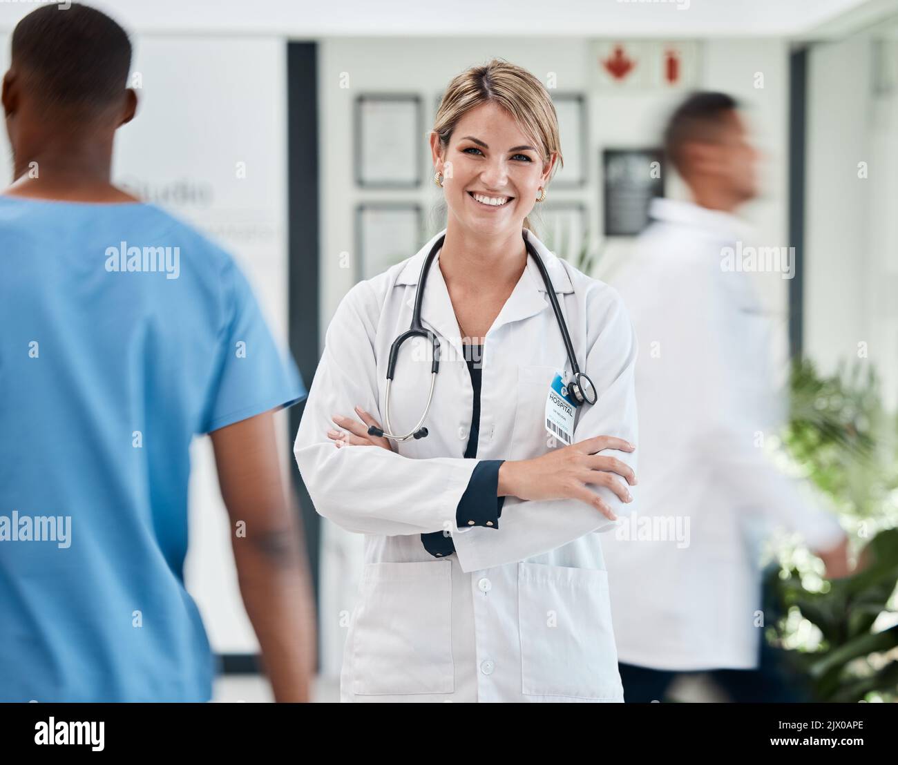Médecin, soins de santé et aide médicale femme leader avec stéthoscope sourire avec confiance dans le leadership à l'hôpital. Portrait de heureux, confiance et Banque D'Images