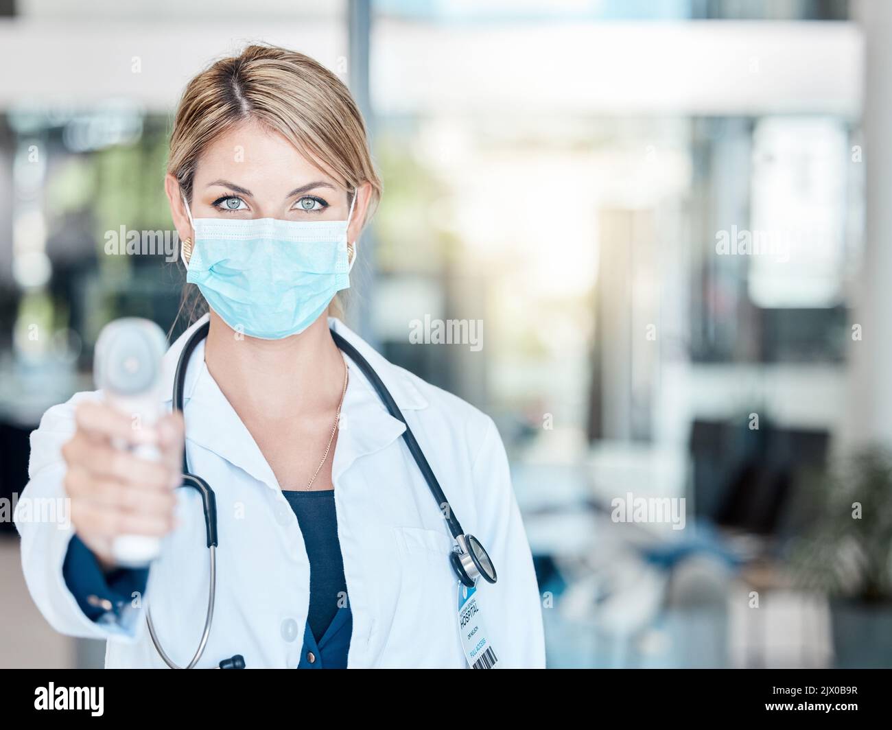 Moniteur médical Covid avec médecin femme pour vérifier l'état de santé du patient dans un hôpital. Travailleur médical, de soins de santé et de clinique avec un travail de masque et d'aide Banque D'Images
