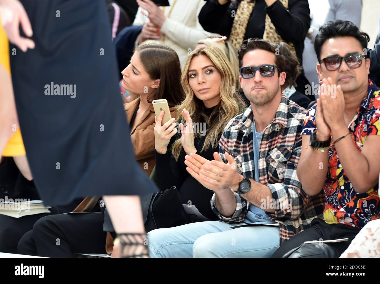 Nadia Bartel (deuxième à partir de la gauche), enceinte de son premier enfant, prend des photos au lancement du circuit de course de printemps de David Jones à Melbourne Spring Fashion week, le lundi 31 août 2015. Bartel porte un blazer Camilla & marc, UNE ROBE SIR the Label et porte un sac Céline. (AAP image/Julian Smith) PAS D'ARCHIVAGE ** USAGE STRICTEMENT ÉDITORIAL SEULEMENT ** Banque D'Images