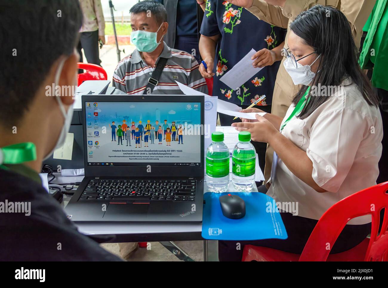 Thaïlande. 05th septembre 2022. Des fonctionnaires du gouvernement ont vu enregistrer des personnes au point de service des bureaux de district de Muang Chiang Mai. L'inscription au projet de carte de bien-être de l'État pour 2022 a commencé le 05 septembre - octobre 19 pour les personnes à faible revenu, les titulaires de carte de bien-être de l'État reçoivent actuellement un paiement mensuel de 300 baht. (Photo de Pongmanat Tasiri/SOPA Images/Sipa USA) crédit: SIPA USA/Alay Live News Banque D'Images