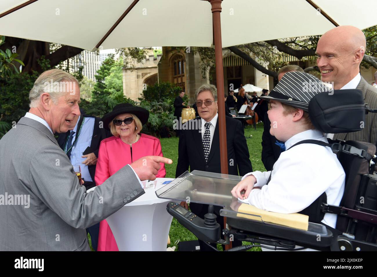 Le Prince Charles (à gauche) de Grande-Bretagne s'entretient avec Peter Hojgaard-Olsen (à droite) et son fils Philip (au centre), lors d'une réception à la Maison du Gouvernement à Sydney, le jeudi 12 novembre 2015. (AAP image/Paul Miller) Banque D'Images