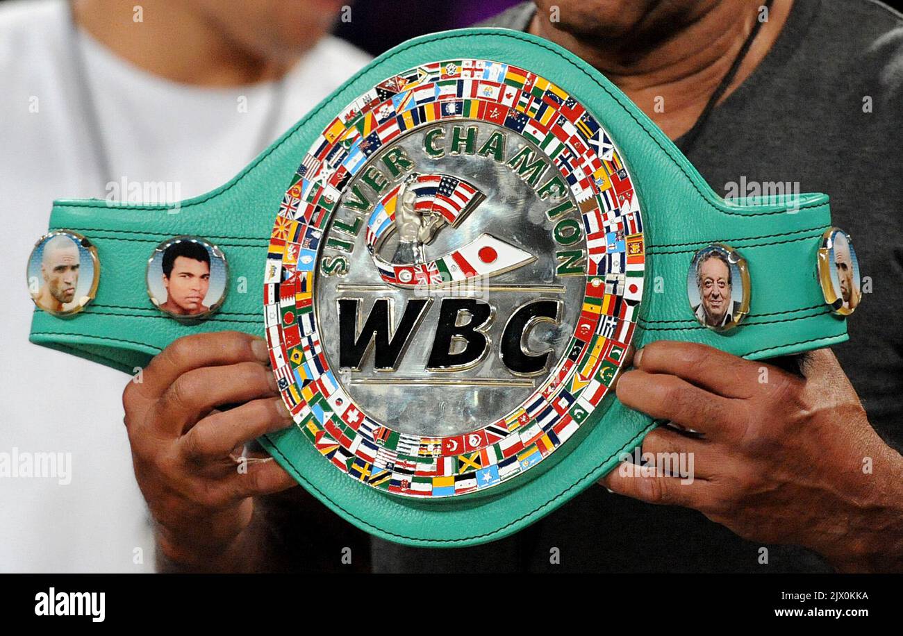 La ceinture de poids à souder WBC Silver Super exposée avant Anthony  Mundine, d'Australie, est en conflit avec Charles Hately, des États-Unis,  lors du match du titre de poids à souder WBC