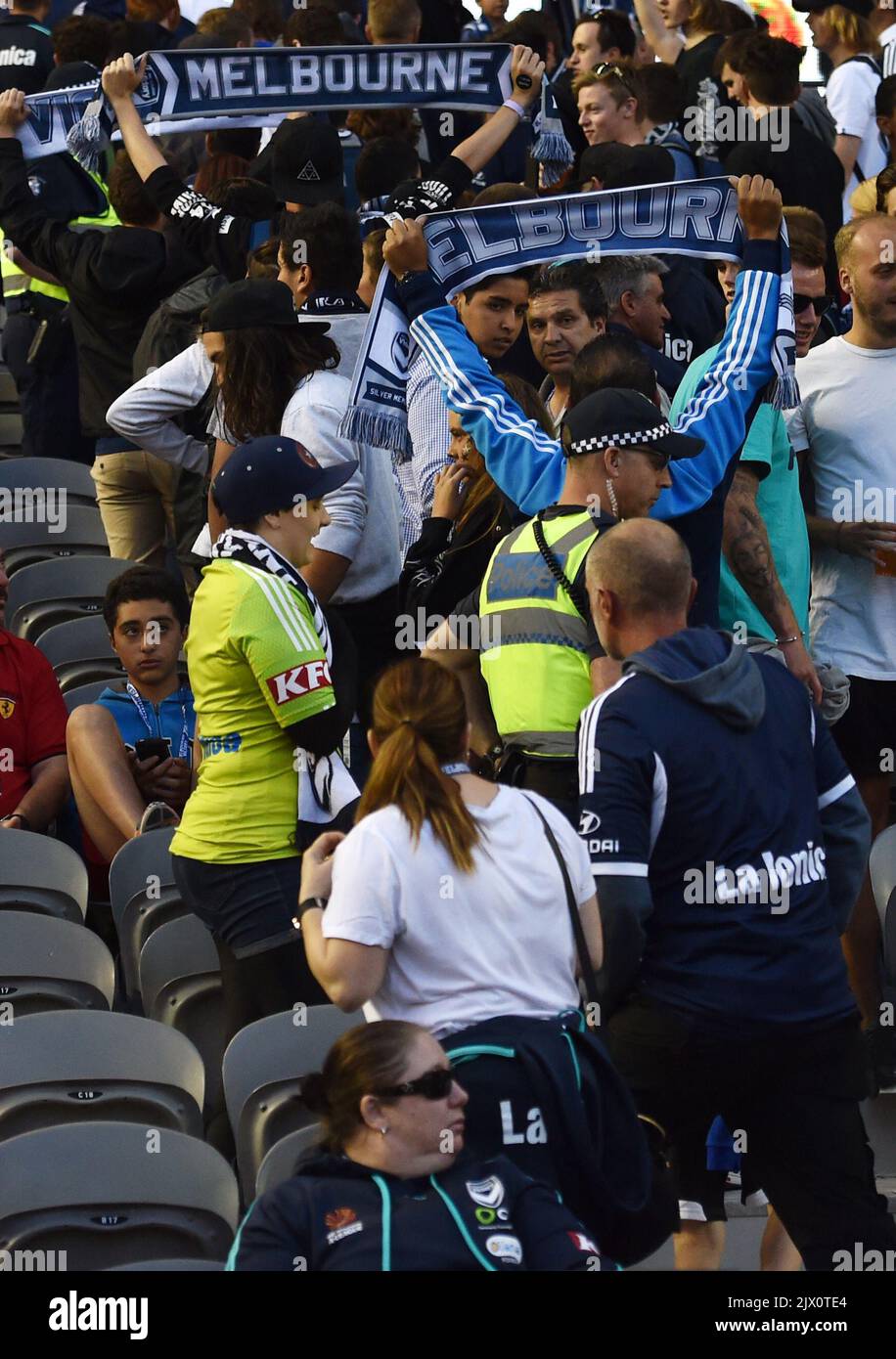 Les fans d'une victoire se promondront à la messe à 30th minutes en signe de protestation lors de leur victoire à Melbourne et du match de l'Adelaide United Round 8 au Etihad Stadium à Melbourne, le samedi 28 novembre 2015. (Image AAP/Tracey Nearmy) Banque D'Images
