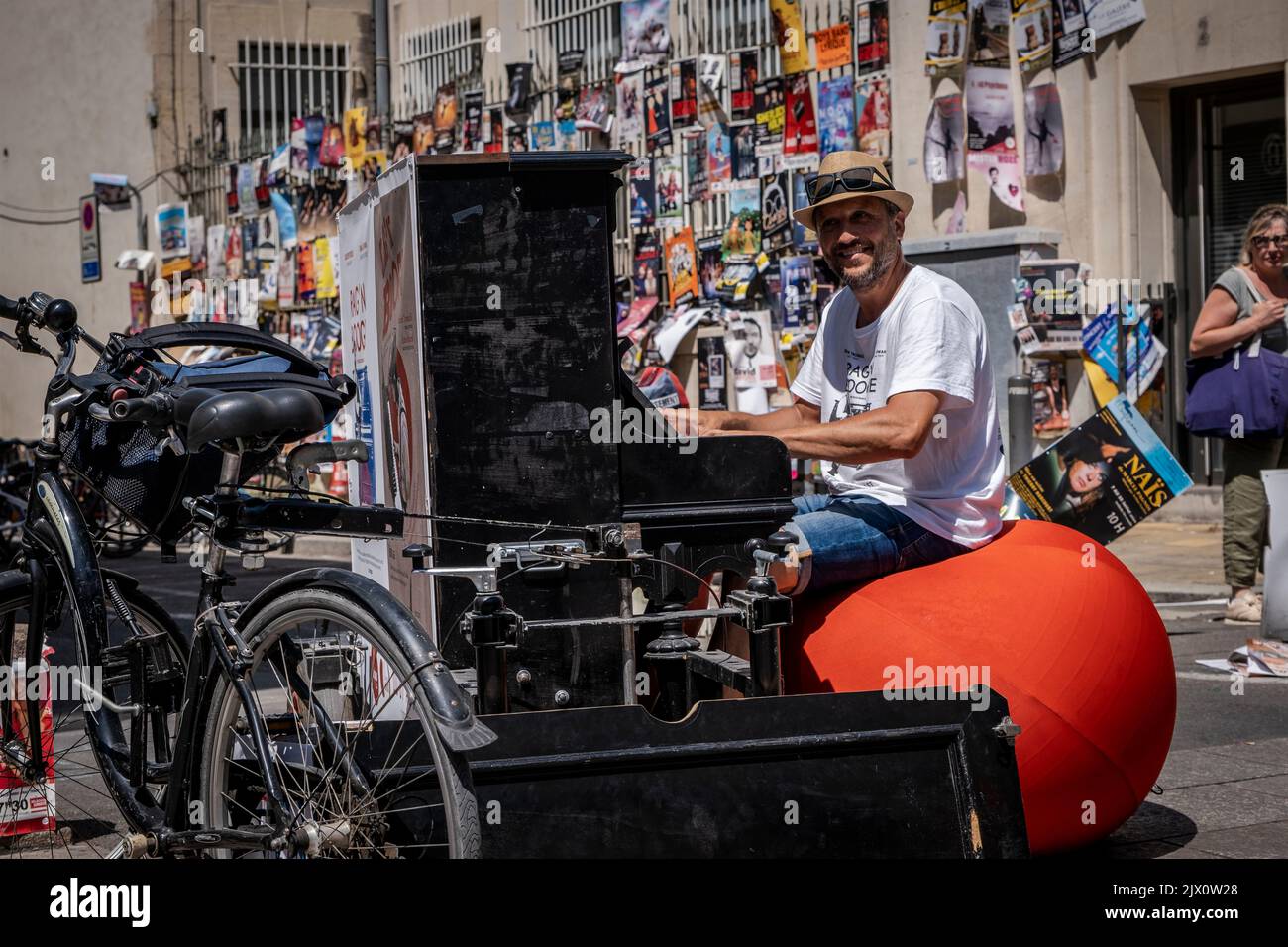 Vieille ville rue pleine de gens artistes touristes art affiches pendant le Festival d'Avignon off. Le Festival d'Avignon est un festival d'arts annuel qui se tient à Avogn Banque D'Images