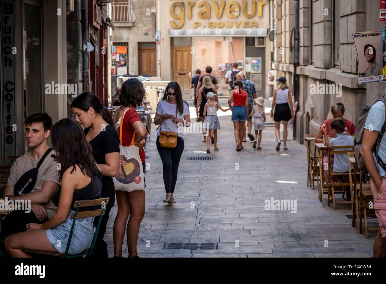 Vieille ville rue pleine de gens artistes touristes art affiches pendant le Festival d'Avignon off. Le Festival d'Avignon est un festival d'arts annuel qui se tient à Avogn Banque D'Images