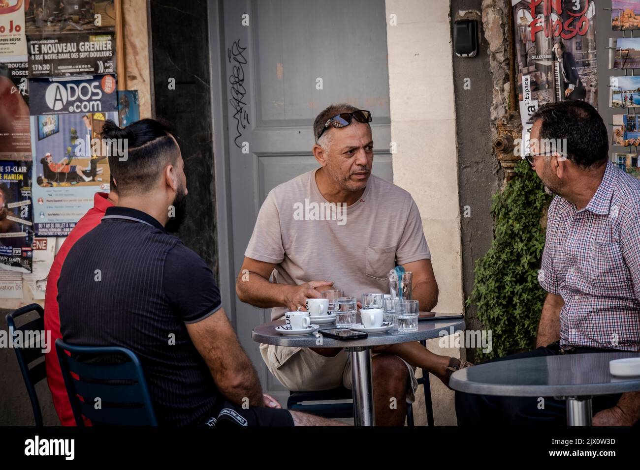 Vieille ville rue pleine de gens artistes touristes art affiches pendant le Festival d'Avignon off. Le Festival d'Avignon est un festival d'arts annuel qui se tient à Avogn Banque D'Images