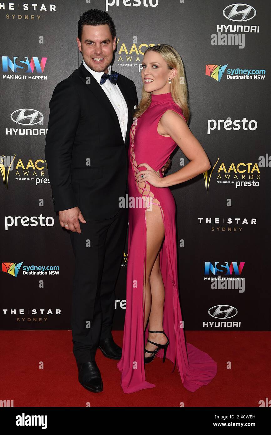 Ben Mingay et Kirby Burgess arrivent à la cérémonie de remise des prix de l'AACTA 5th à Sydney, le mercredi 9 décembre 2015. Les prix de l'Académie australienne du film et de la télévision célèbrent l'excellence dans l'industrie australienne du film et de la télévision. (Image AAP/Dan Himbrechts) Banque D'Images