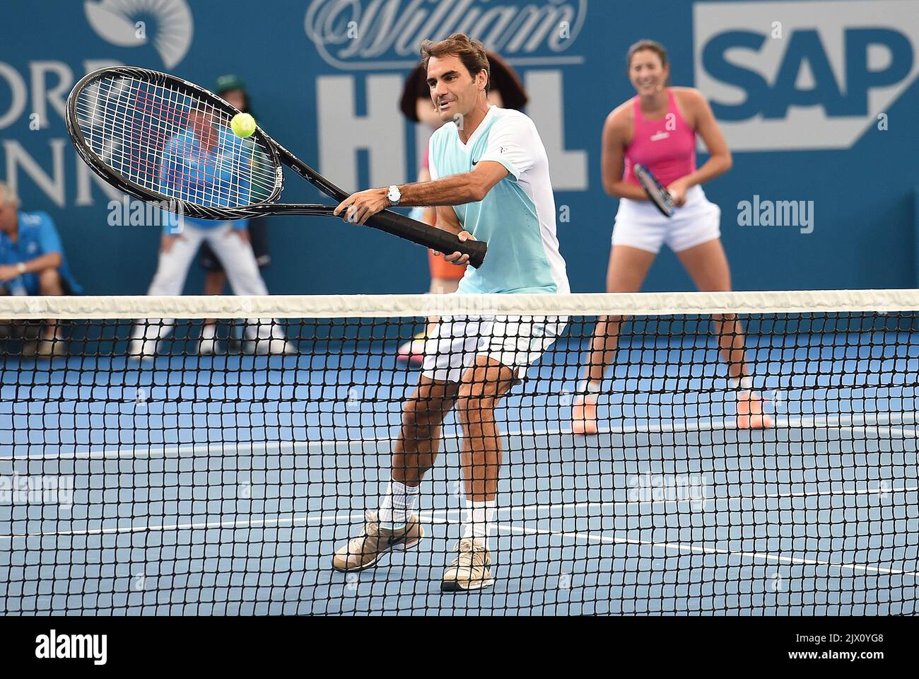 Numéro 3 mondial Roger Federer de Suisse joue un tir avec une grande  raquette lors d'une journée de tennis pour enfants au Brisbane  International tennis Tournament à Brisbane, le dimanche 03 janvier