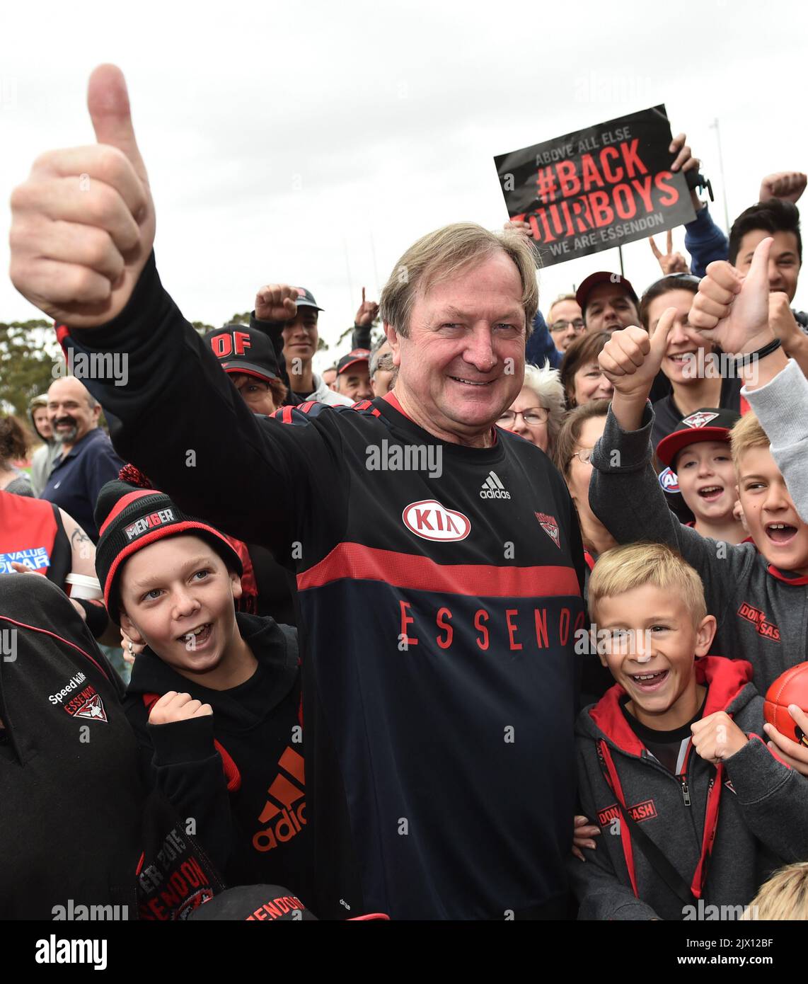 L'ancien entraîneur d'Essendon Kevin Sheedy se mélange avec les fans de Bombers lors d'une séance d'entraînement à la base du club à Tullamarine à Melbourne, Victoria, le jeudi 14 janvier 2016. L'AMA a annoncé mardi que 12 membres de l'équipe du club seraient interdits du sport pendant 12 mois. (AAP IMAGE/JULIAN SMITH) PAS D'ARCHIVAGE ** USAGE STRICTEMENT ÉDITORIAL SEULEMENT, PAS D'UTILISATION COMMERCIALE, PAS DE LIVRES ** Banque D'Images